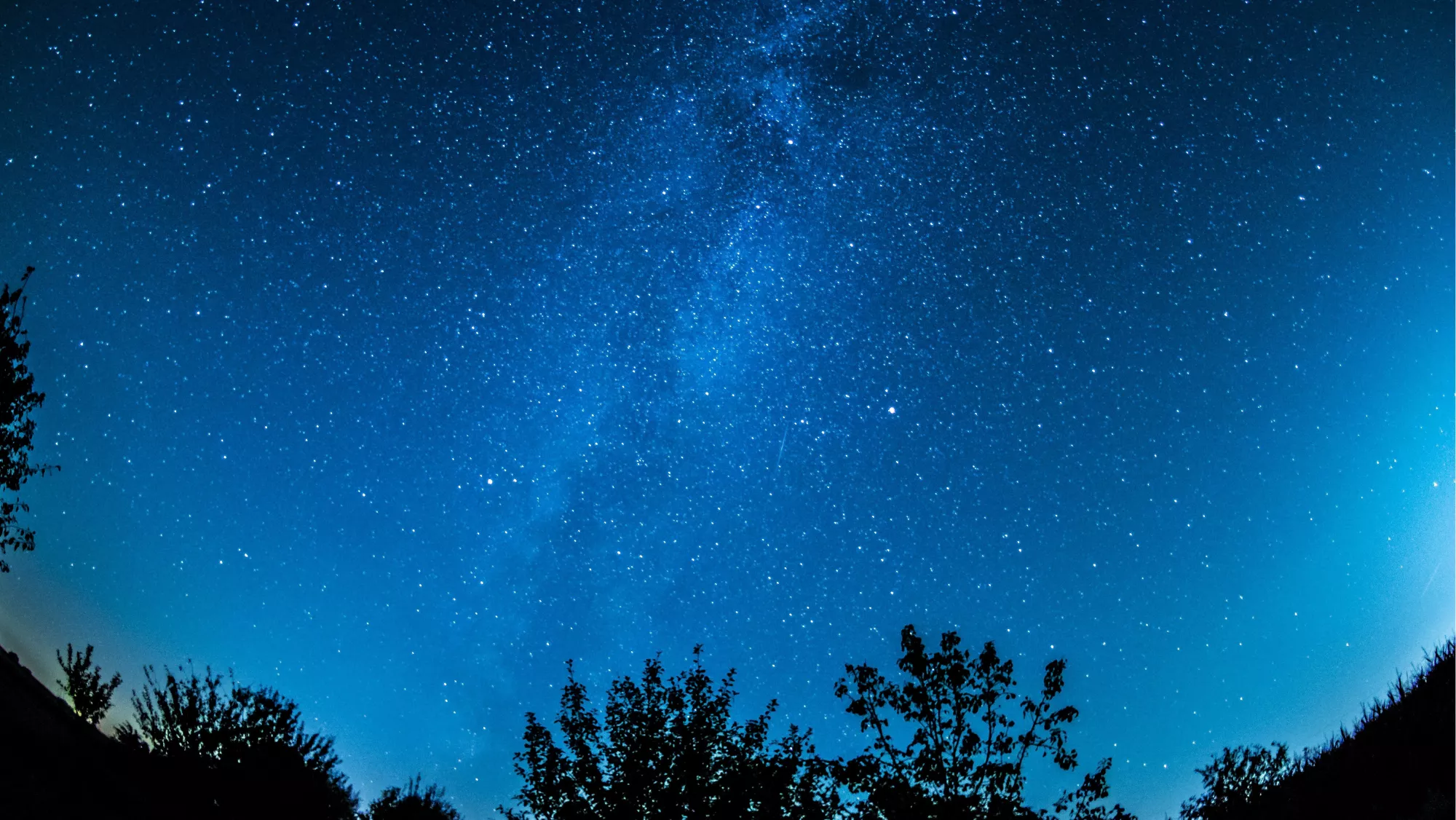 Imagen de un cielo nocturno, para ilustrar los fenómenos astronómicos que se verán en Canarias este verano. CANVA