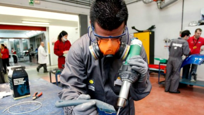 Imagen de un alumno en un curso Formación Profesional (FP). / EFE