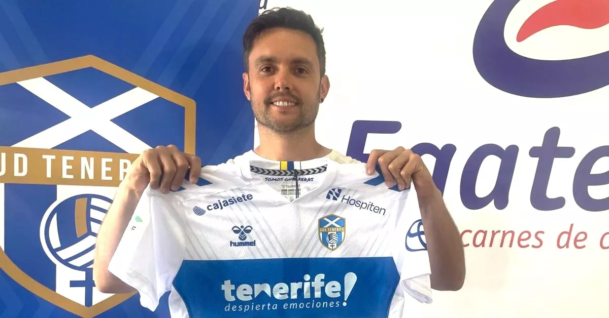 Eder Maestre posa con la elástica de la UD Tenerife en su presentación como nuevo entrenador del Costa Adeje./ UD TENERIFE.
