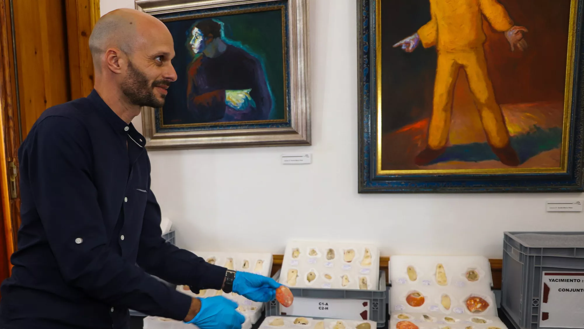 En la imagen, Yeray Rodríguez, el espeleólogo aficionado que encontró las piezas / EFE - Luis G Morera