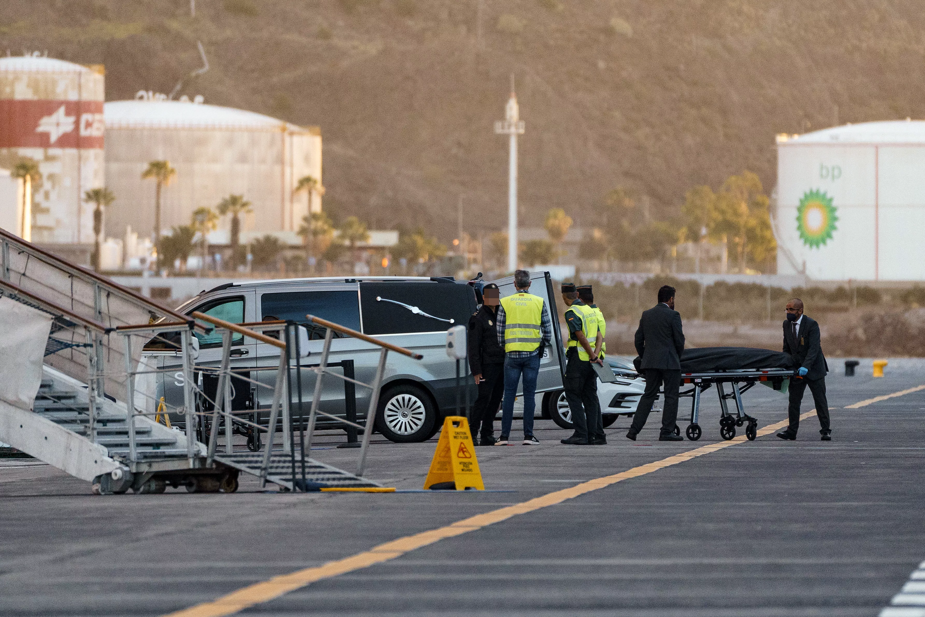 Los servicios funerarios desembarcan en el Puerto de Santa Cruz de Tenerife a uno de los fallecidos del cayuco que el crucero Insignia trae abordo tras rescatarlos en el Atlántico. / RAMÓN DE LA ROCHA-EFE
