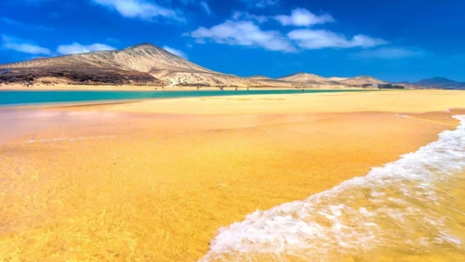 Los diez kilómetros de playas que abarca Sotavento se dividen en cinco tramos que conforman uno de los mayores arenales de Canarias./ ISLAS CANARIAS.