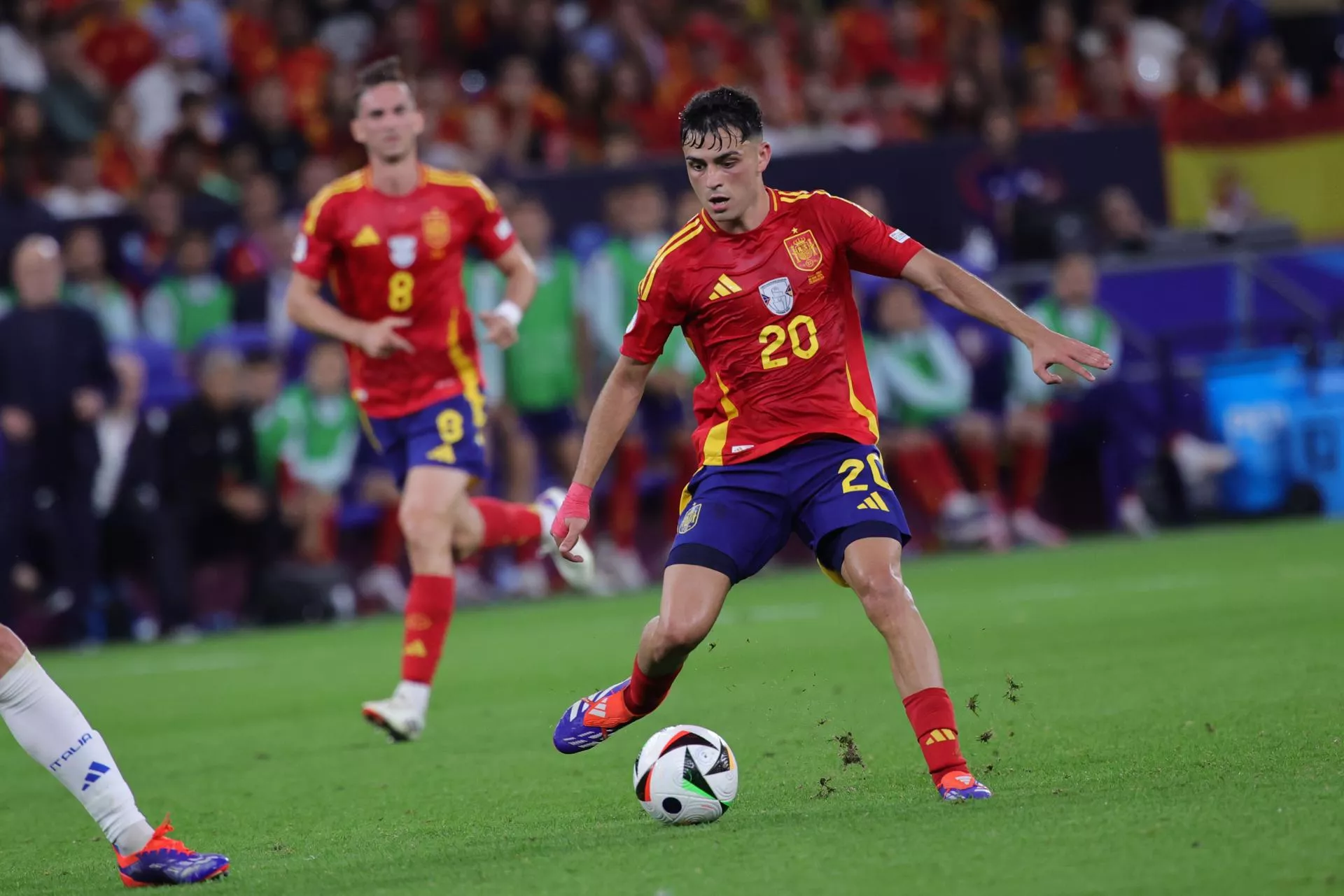El futbolista tinerfeño Pedri durante un partido con la selección española. / OLIVIER MATTHYS-EFE.