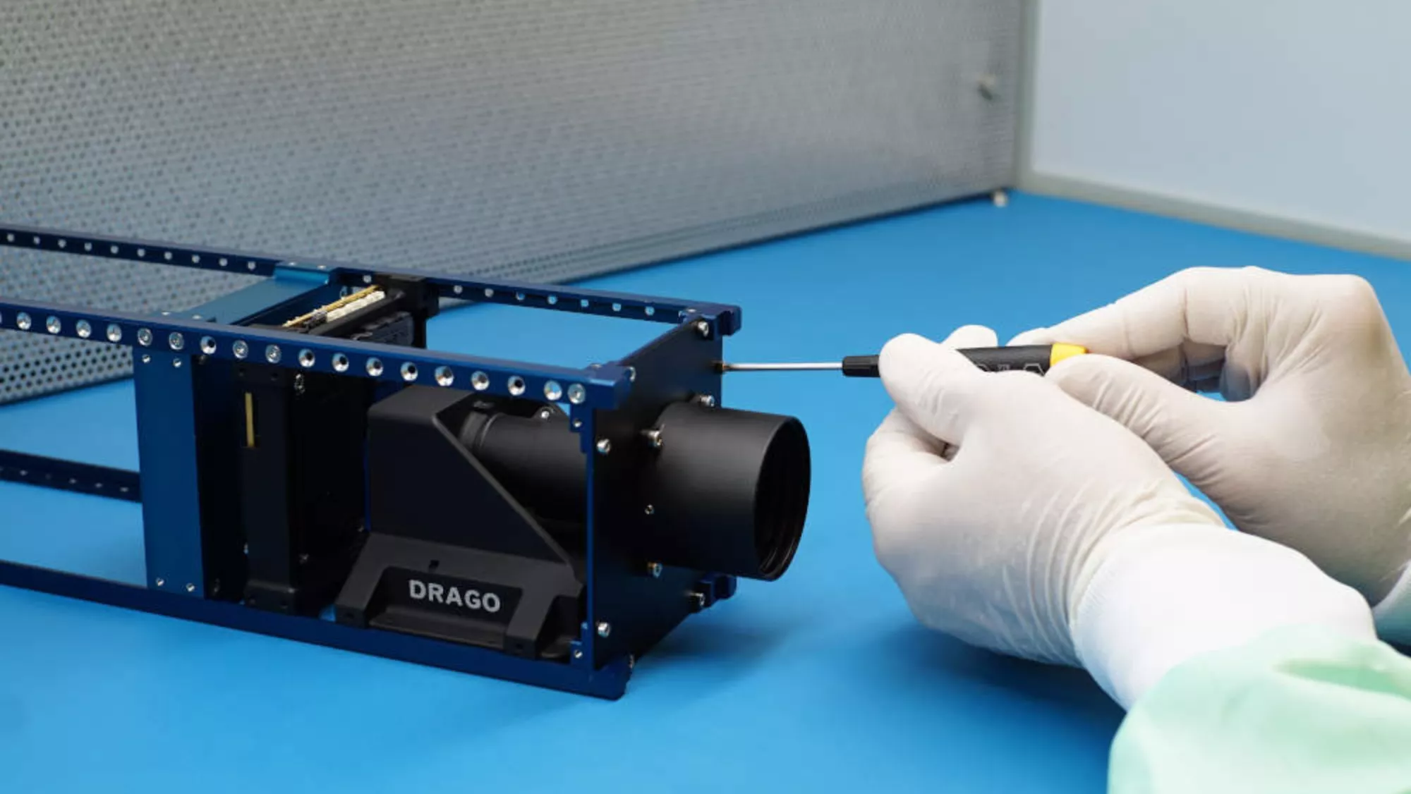 Montaje de una cámara Drago desarrollada por IACTEC-Space, la rama tecnológica y aeroespacial del IAC./ IACTEC Montaje de una cámara Drago desarrollada por IACTEC-Space, la rama tecnológica y aeroespacial del IAC./ IACTEC