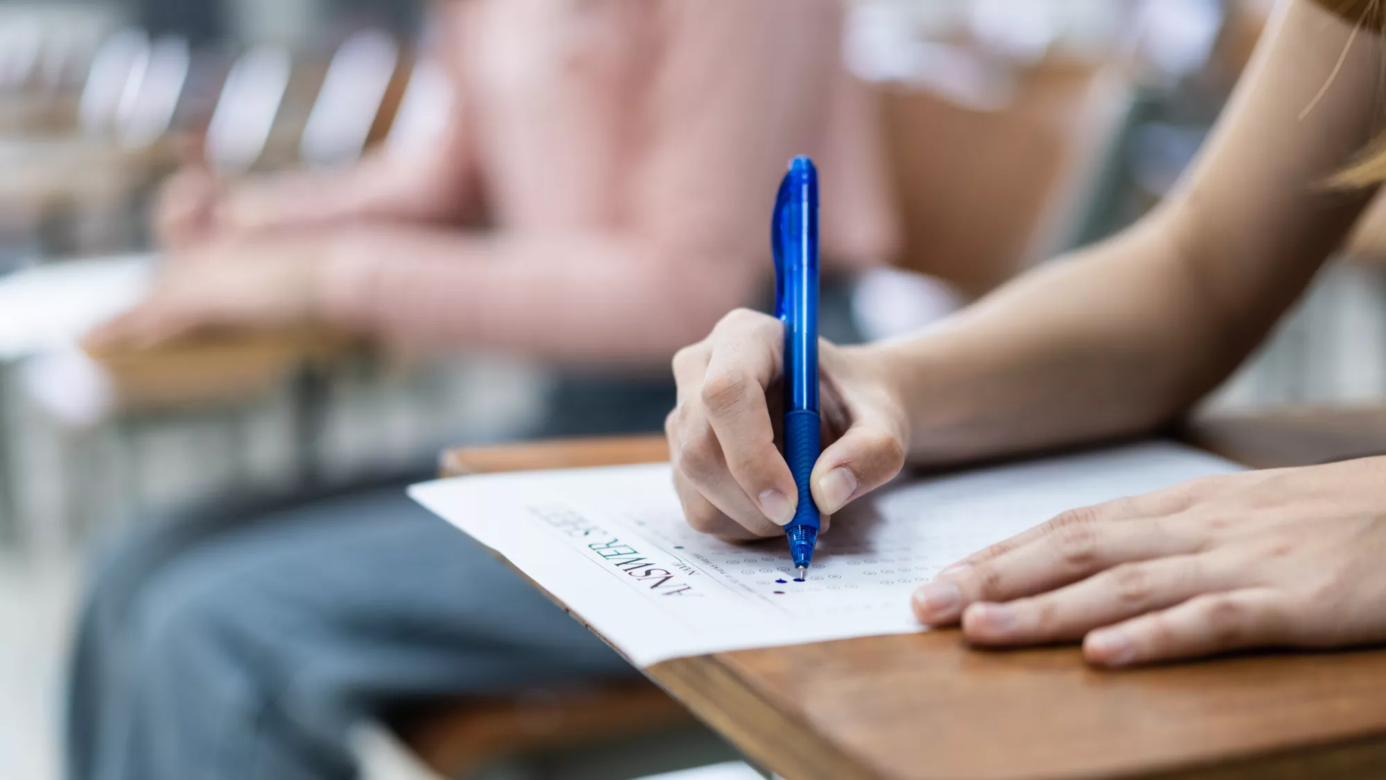 Imagen de una persona haciendo un examen / AH