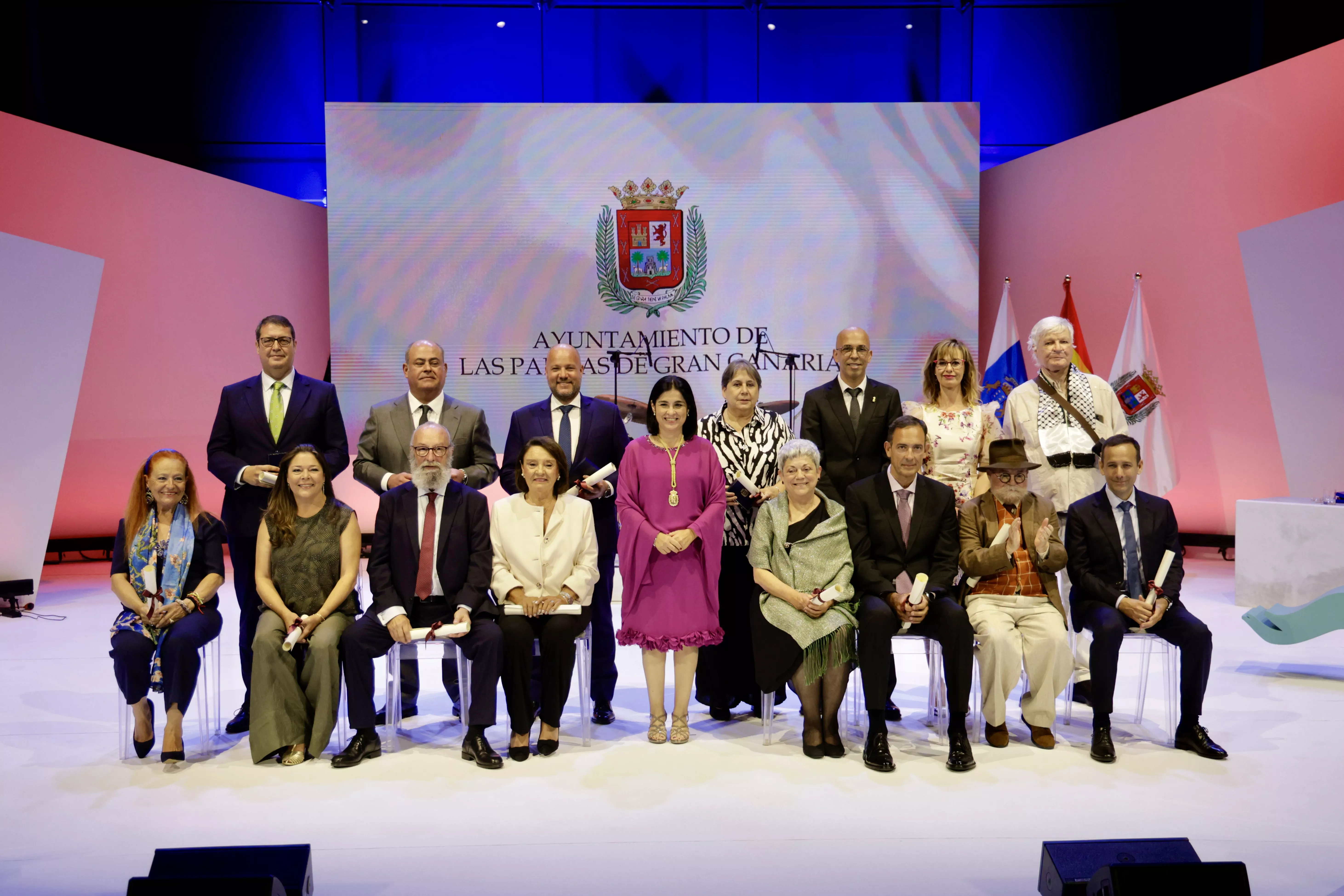 Foto de familia, con la alcaldesa en el centro, de todos los hijos predilectos, adoptivos y medallas de oro de Las Palmas de Gran Canaria en 2024. / AH
