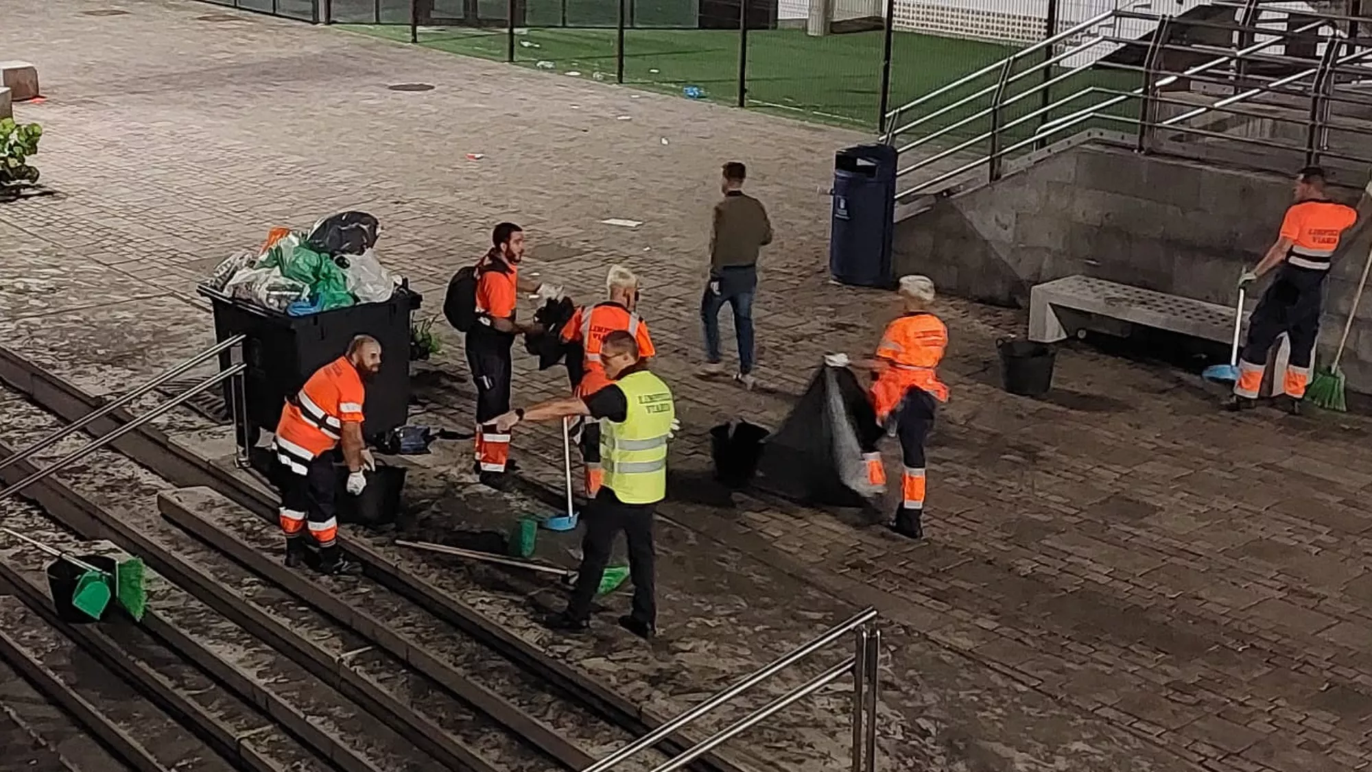 El equipo de limpieza recogiendo la basura tras la noche de San Juan en Las Canteras / AYUNTAMIENTO DE LAS PALMAS DE GRAN CANARIA
