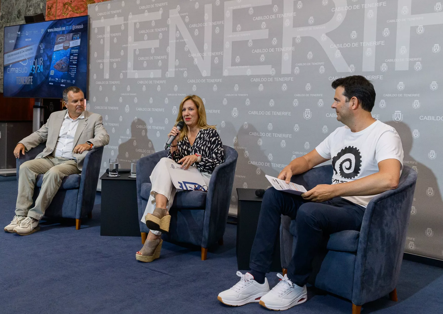 El director insular de Medio Natural, Pedro Millán, la presidenta del Cabildo de Tenerife, Rosa Dávila, y el director del Ciclo Internacional de Cine Submarino de Donostia-San Sebastián, David Sánchez Carretero, presentan Cimasub Tenerife 2024