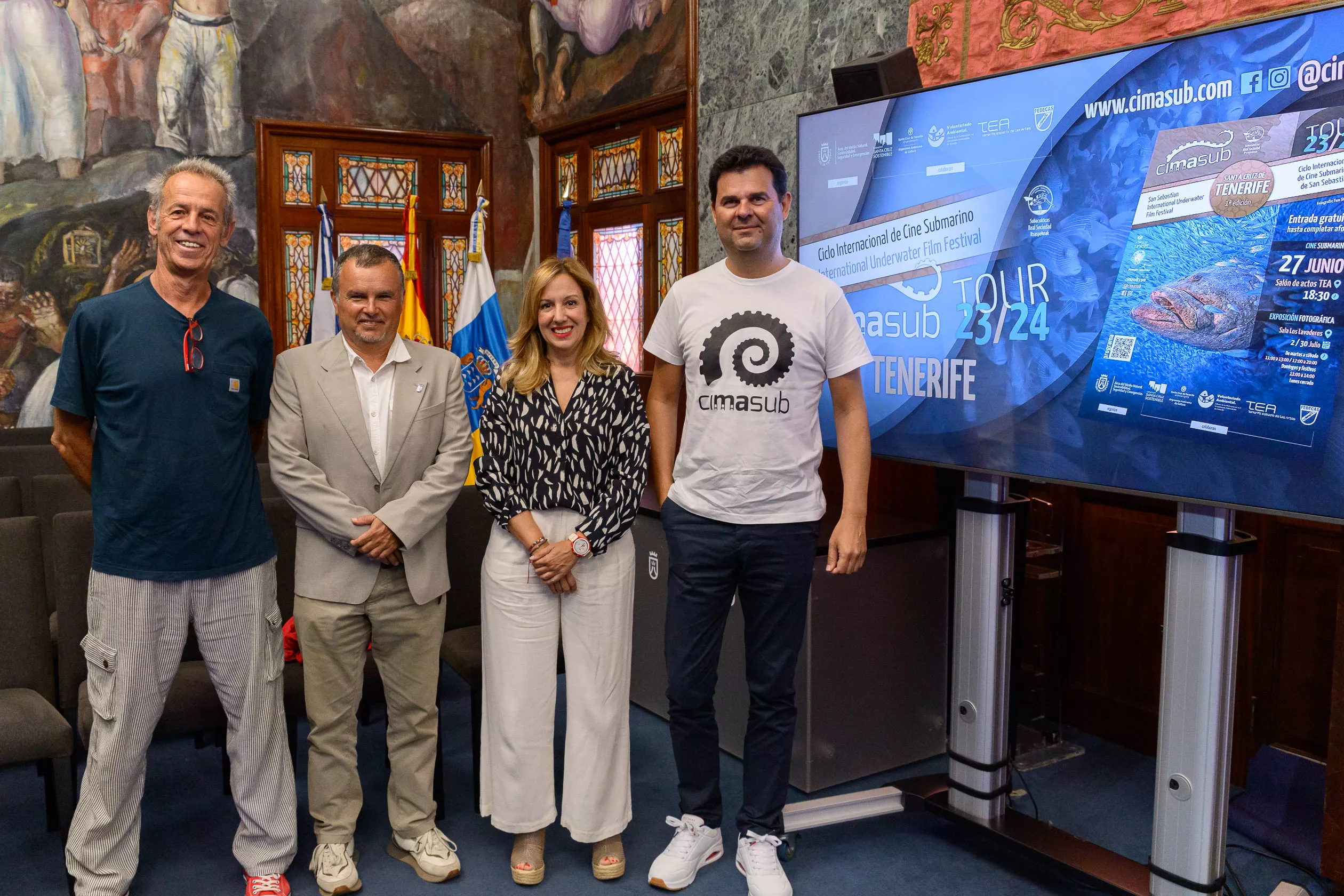 Felipe Ravina, padre del documentalista tinerfeño del mismo nombre, el director insular de Medio Natural, Pedro Millán, la presidenta insular, Rosa Dávila, y el director del Cimasub de Donostia-San Sebastián, David Sánchez Carretero / CEDIDA
