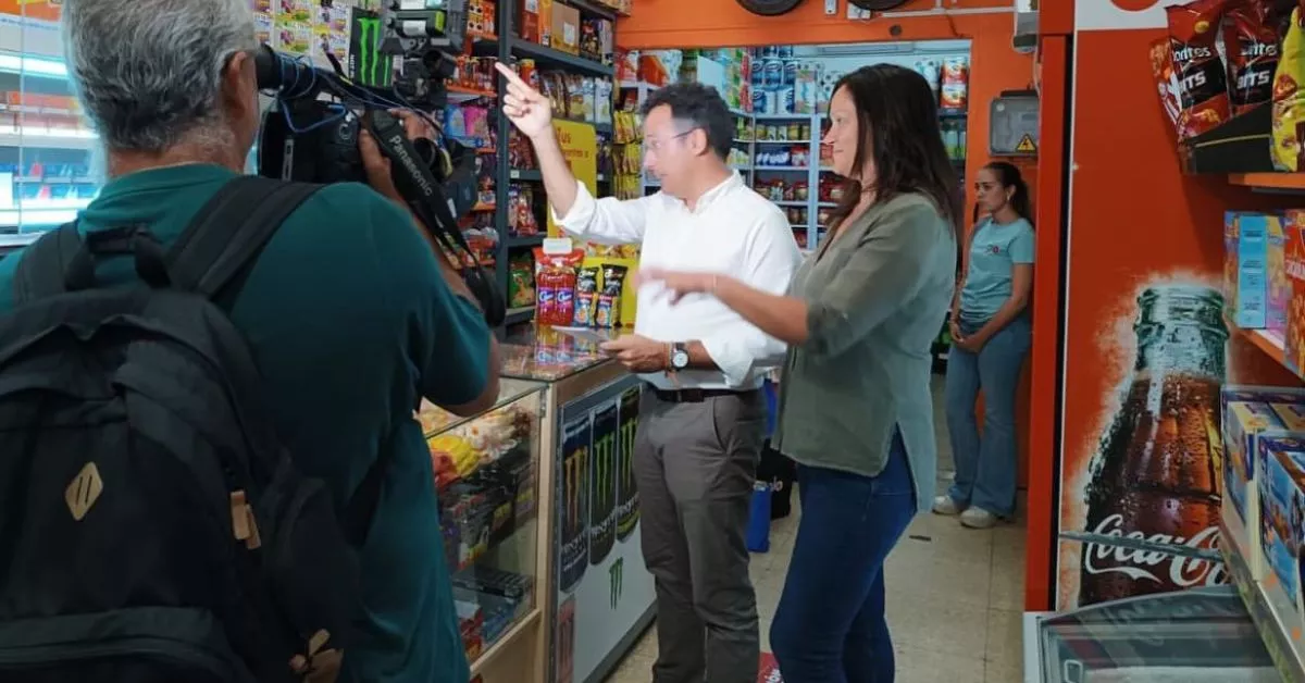 El concejal de Servicios Públicos de Santa Cruz de Tenerife, Carlos Tarife, y su homóloga en Gerencia de Urbanismo, Zaida Pérez, explican a un comerciante la campaña de la silla / CARLOS TARIFE