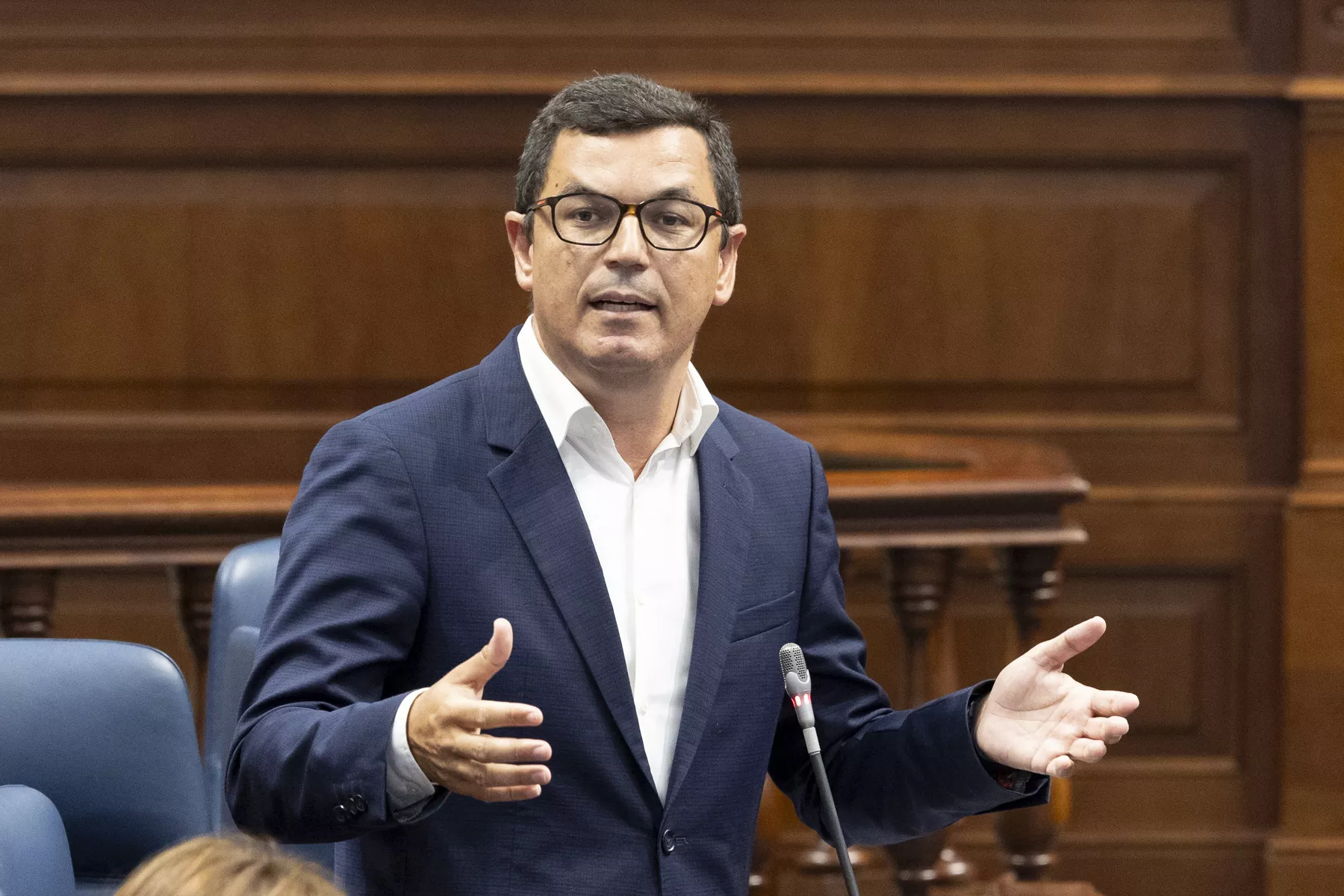 Pablo Rodríguez, consejero de Obras Públicas, Vivienda y Movilidad del Gobierno de Canarias, durante un Pleno en el Parlamento regional. / AH