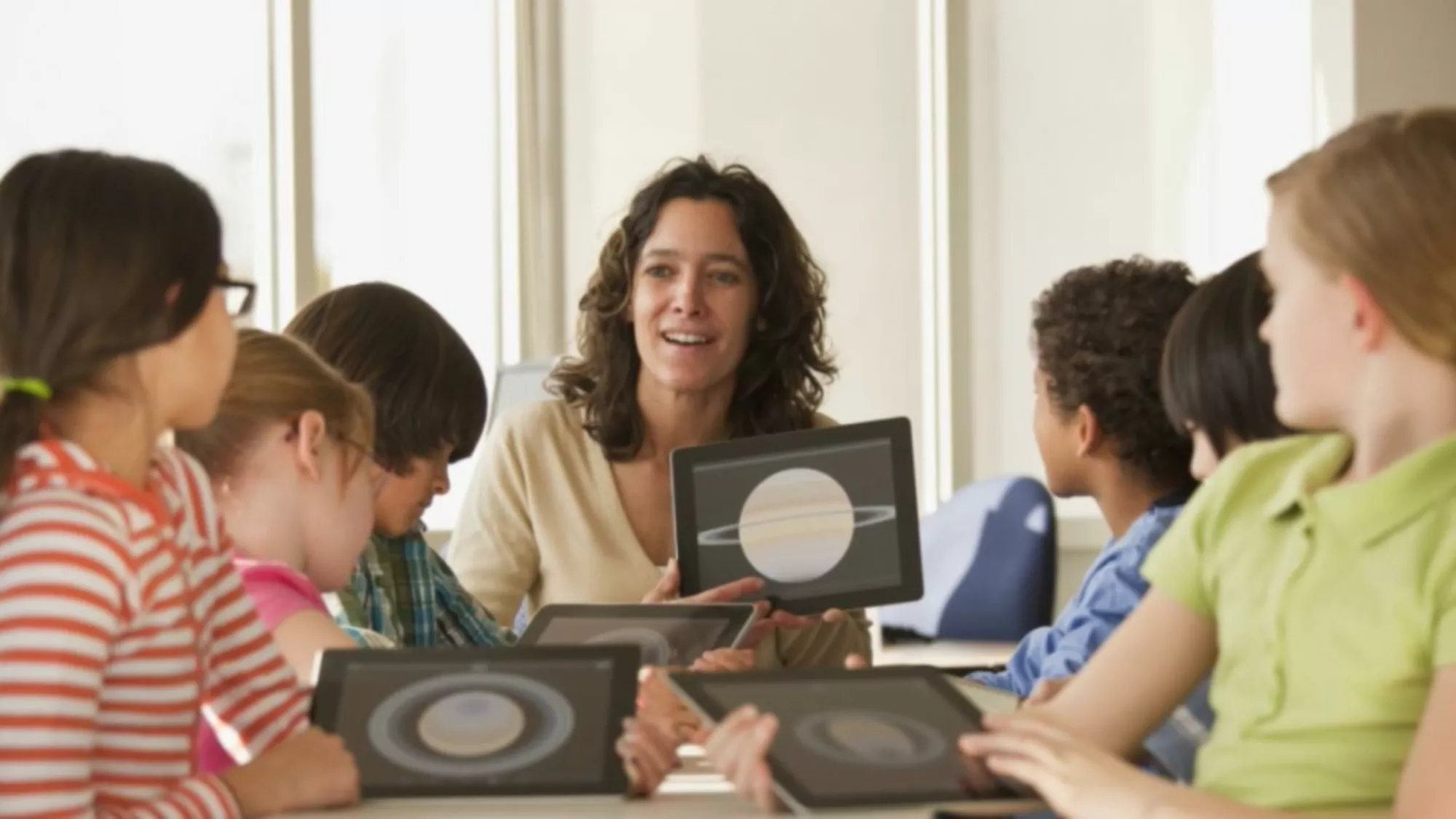 Una profesora junto a su alumnado utilizando tablets para impartir la clase / SERVIMEDIA