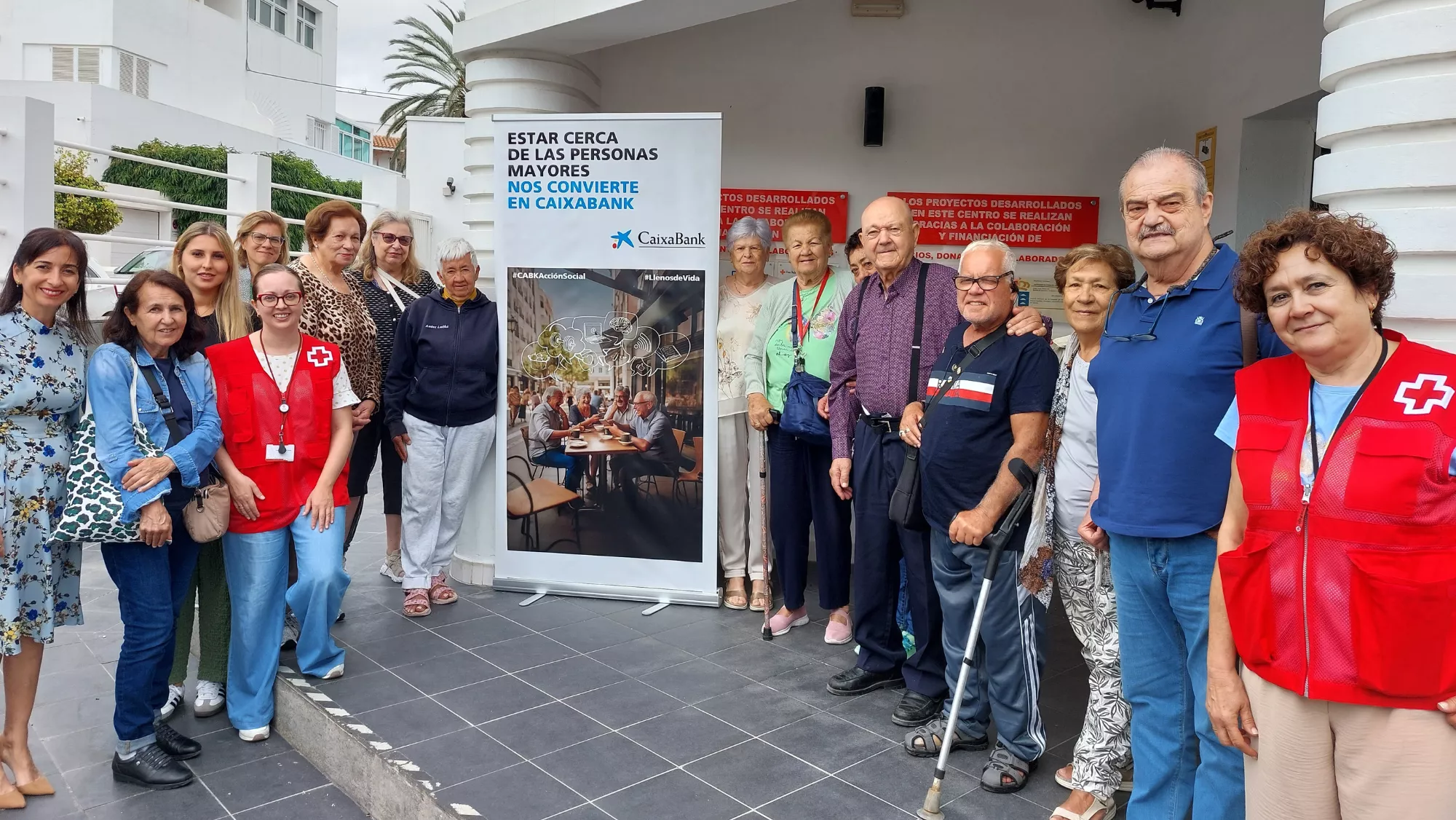 Algunos de los participantes del programa ‘Llenos de Vida’, junto a personal de Cruz Roja y la responsable de Acción Social de CaixaBank en Canarias / CAIXABANK