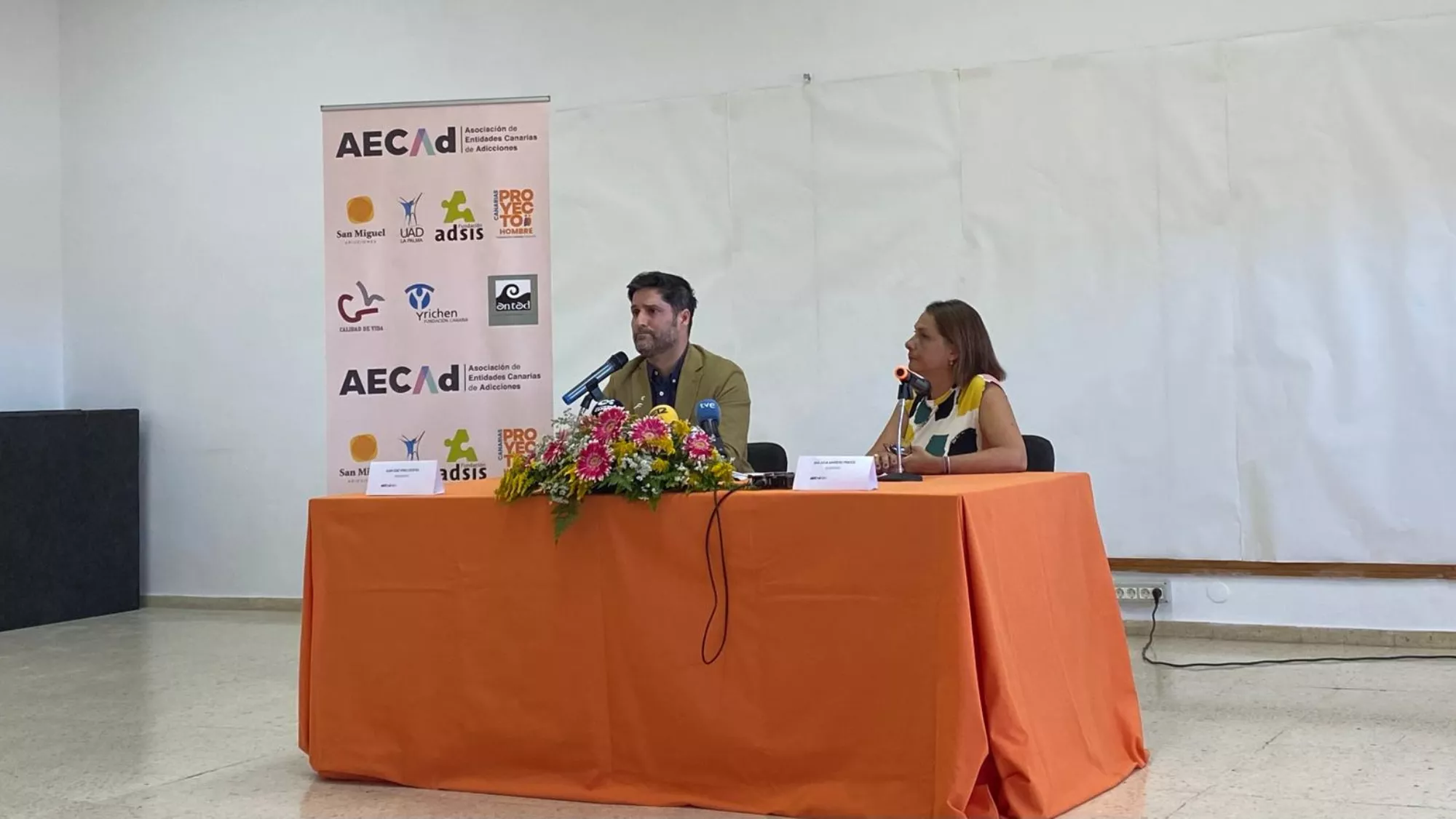 Juanjo Pérez (i) y Ana Julia Marrero (d) presidente y secretaria de la Asociación de Entidades Canarias de Adicciones / ATLÁNTICO HOY - ALBA MARICHAL