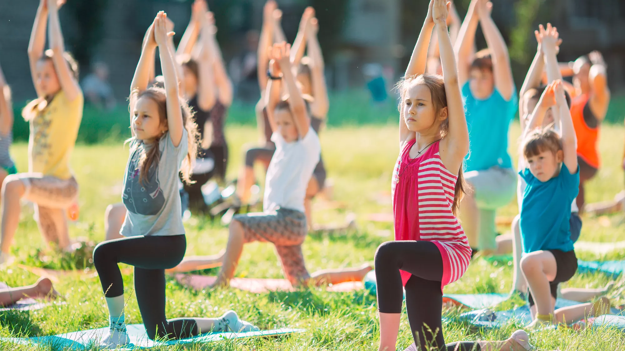 Imagen de niños pequeños haciendo yoga / AH