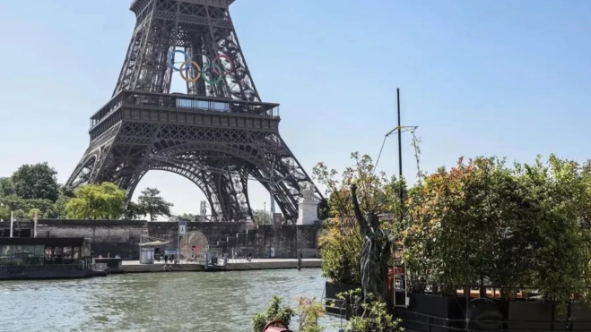 La Torre Eiffel exhibe los aros olímpicos / EFE La Torre Eiffel exhibe los aros olímpicos / EFE