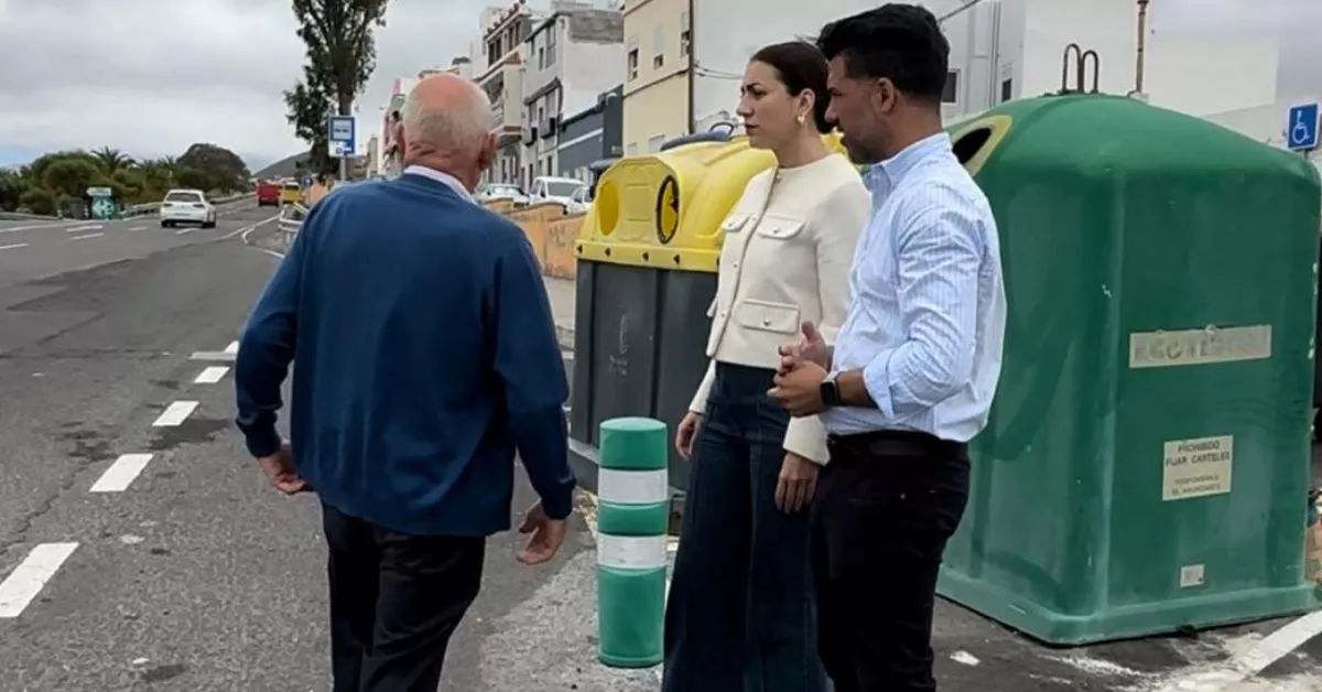Visita a una parada de guaguas de la GC-110 de la consejera portavoz de CC en el Cabildo de Gran Canaria, Vidina Cabrera, y el concejal nacionalista en el Ayuntamiento de Las Palmas de Gran Canaria, David Suárez / CEDIDA