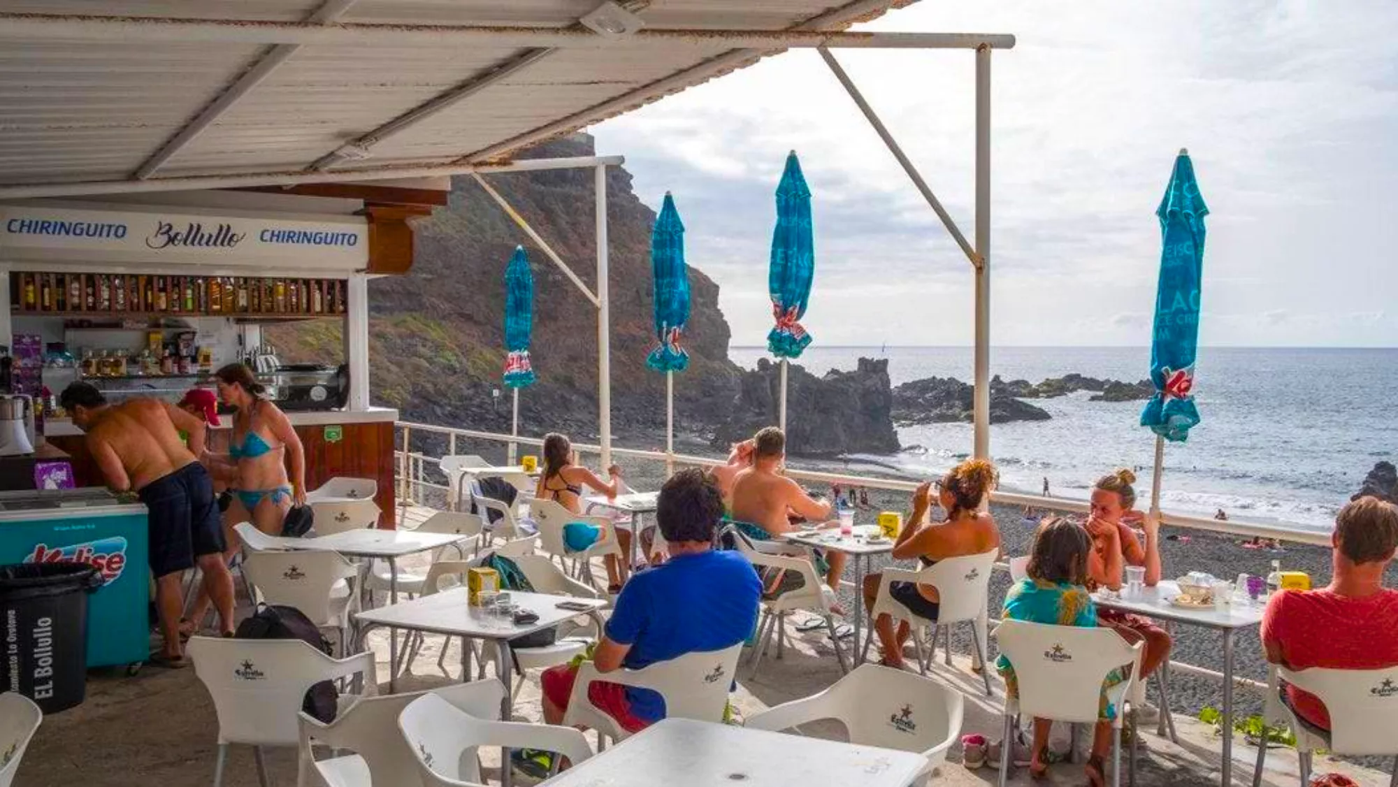 Imagen de un chiringuito en una playa de Tenerife / GUIA REPSOL