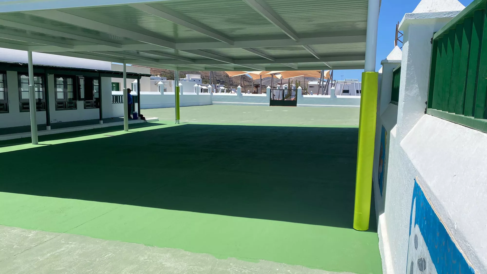 Instalación de un espacio de sombra en un colegio de Canarias. / GOBIERNO DE CANARIAS
