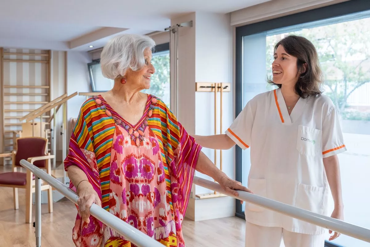 Una asistente atiende a una persona mayor / SERVIMEDIA