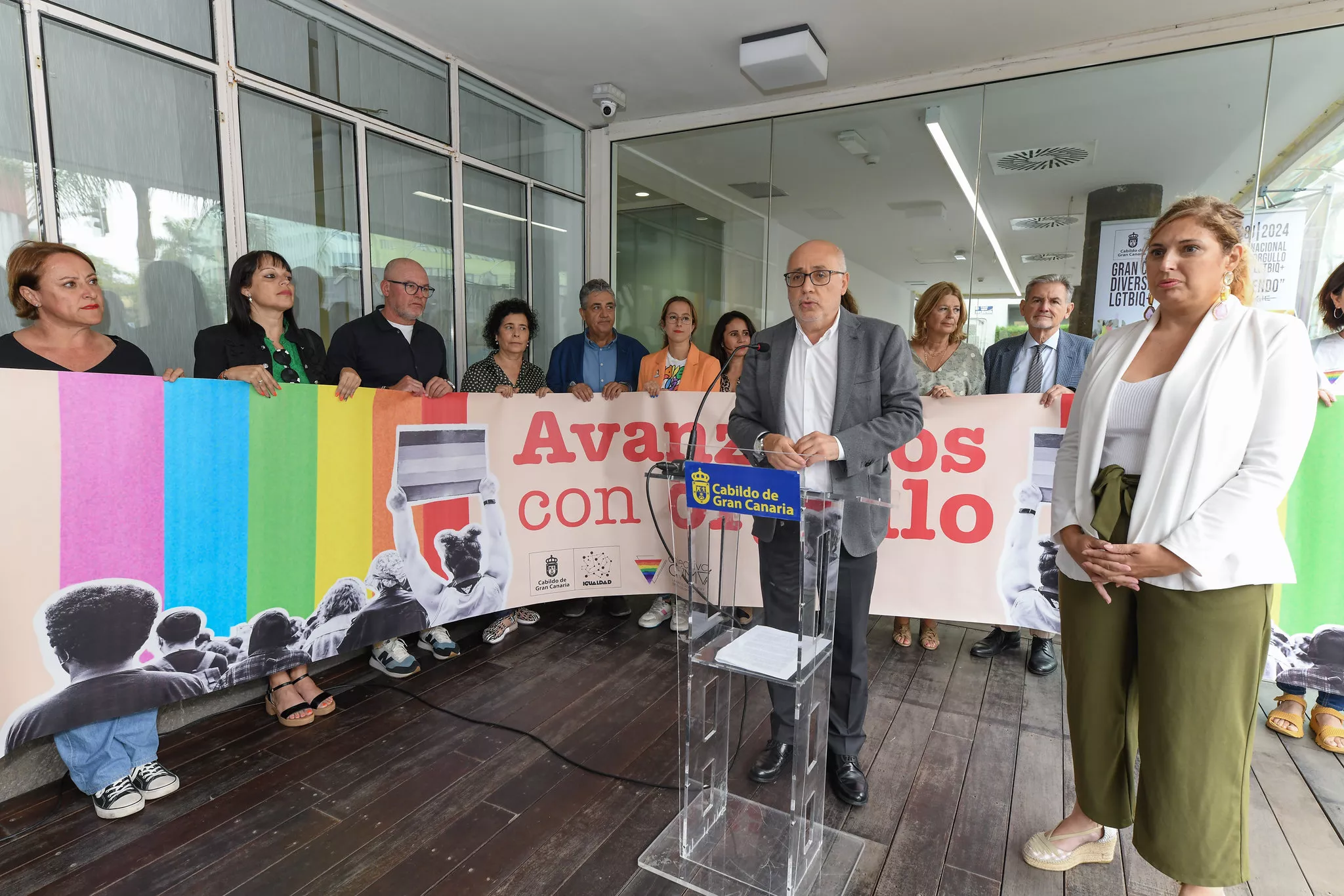 El presidente del Cabildo de Gran Canaria, Antonio Morales, habla ante los medios en la lectura del manifiesto por el Día del Orgullo / CEDIDA
