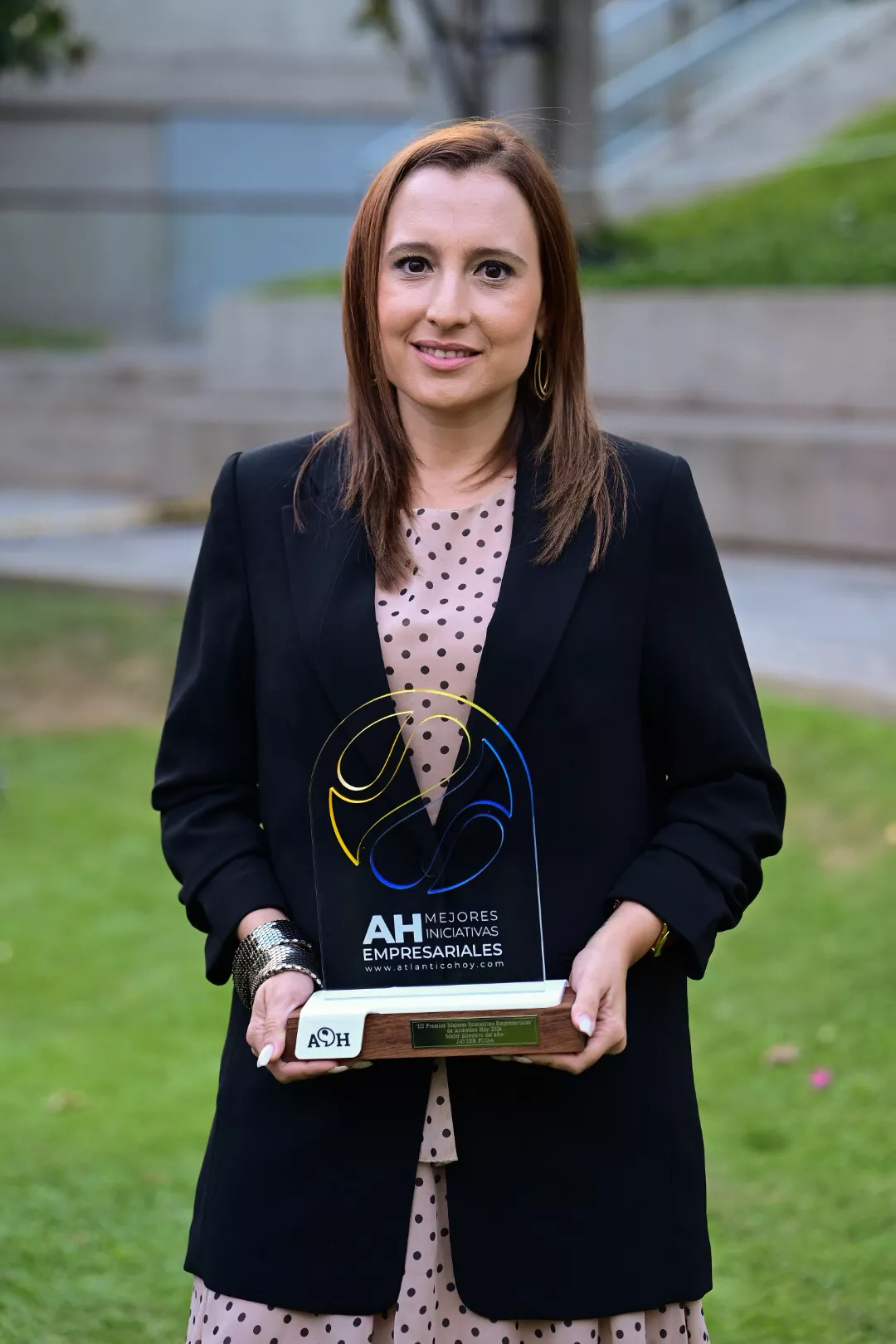 Jennifer Puga, hija del consejero delegado de Dinosol, Javier Puga, recogió el premio a la Mención al Directivo del Año en nombre de su padre. / TONY HERNÁNDEZ-ATLÁNTICOHOY