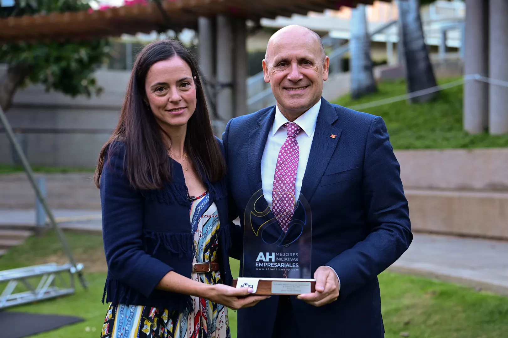 El director de flota de Fred Olsen Express, Juan Ignacio Liaño, y la jefa de Marketing y Comunicación, Marina González Jansá, con el premio a la Mejor Iniciativa Empresarial en la Categoría de Transporte. / TONY HERNÁNDEZ-ATLÁNTICOHOY