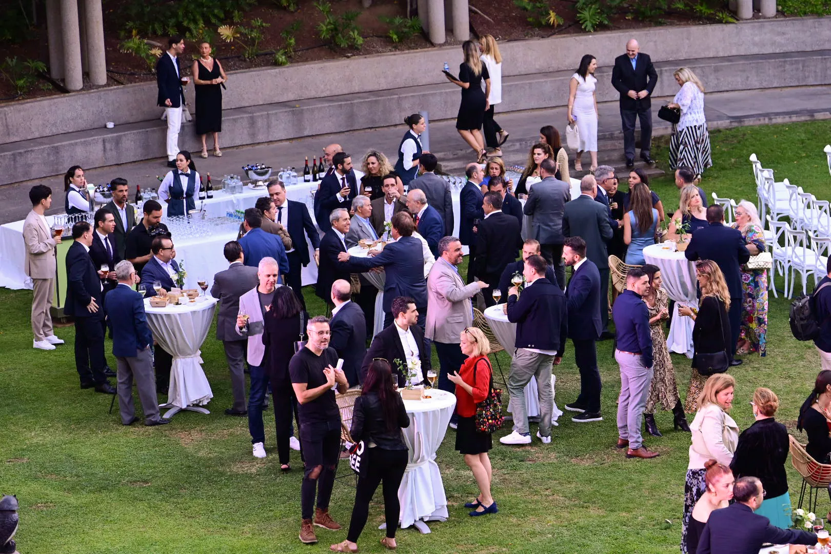 Asistentes durante el cóctel en la gala de los Premios a las Mejores Iniciativas Empresariales 2024. / TONY HERNÁNDEZ-ATLÁNTICOHOY