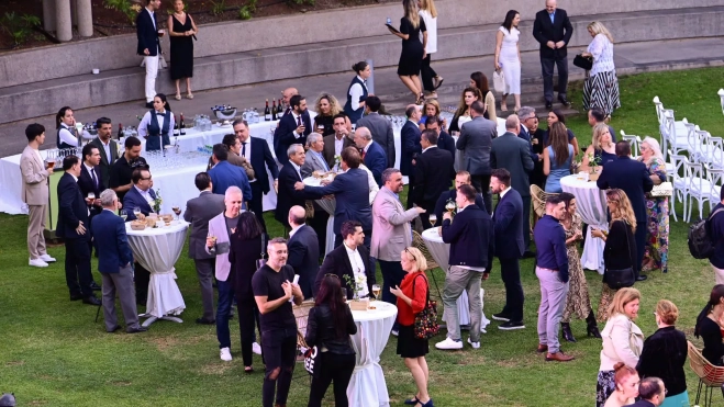 Asistentes durante el cóctel en la gala de los Premios a las Mejores Iniciativas Empresariales 2024. / TONY HERNÁNDEZ-ATLÁNTICOHOY