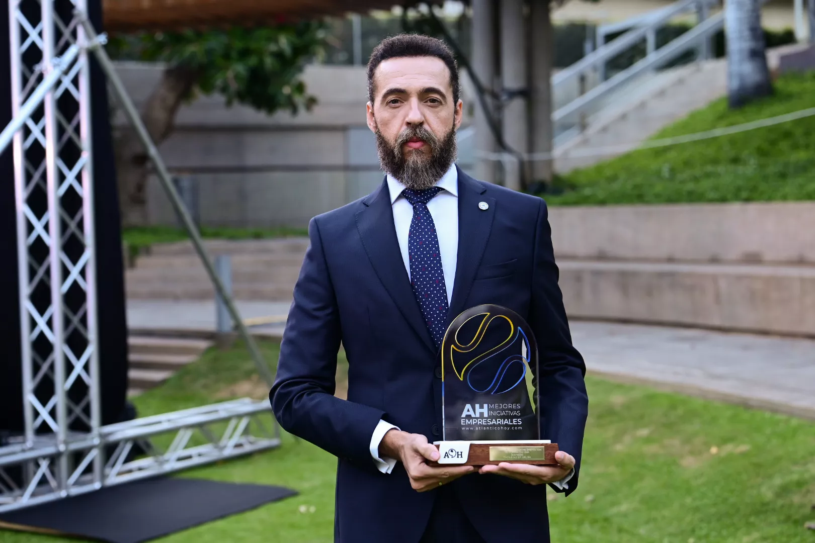 El director de operaciones de Canarias Sin Deuda, Gil Machado, posa con el premio a la Mejor Iniciativa Empresarial en Innovación. / TONY HERNÁNDEZ-ATLÁNTICOHOY