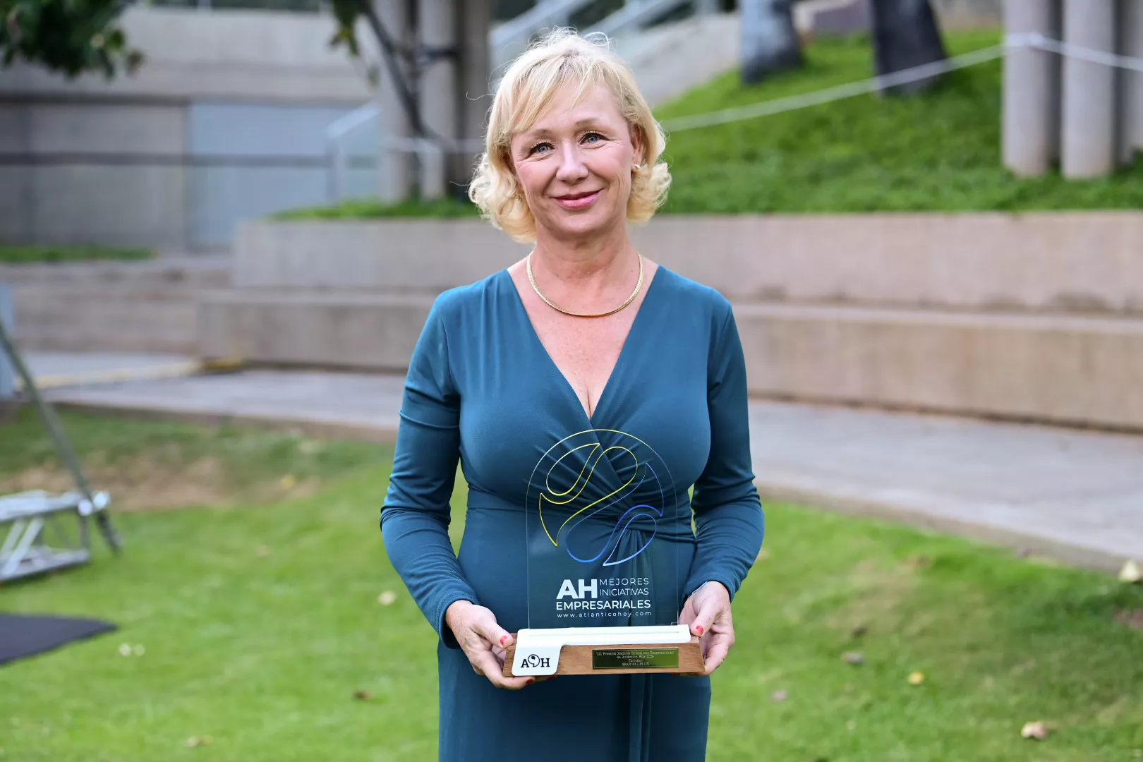 Elba Leandro, fundadora y directora general de SPAWELLPLUS, con su Premio a la Mejor Iniciativa Empresarial en la Categoría de Turismo. / TONY HERNÁNDEZ-ATLÁNTICOHOY