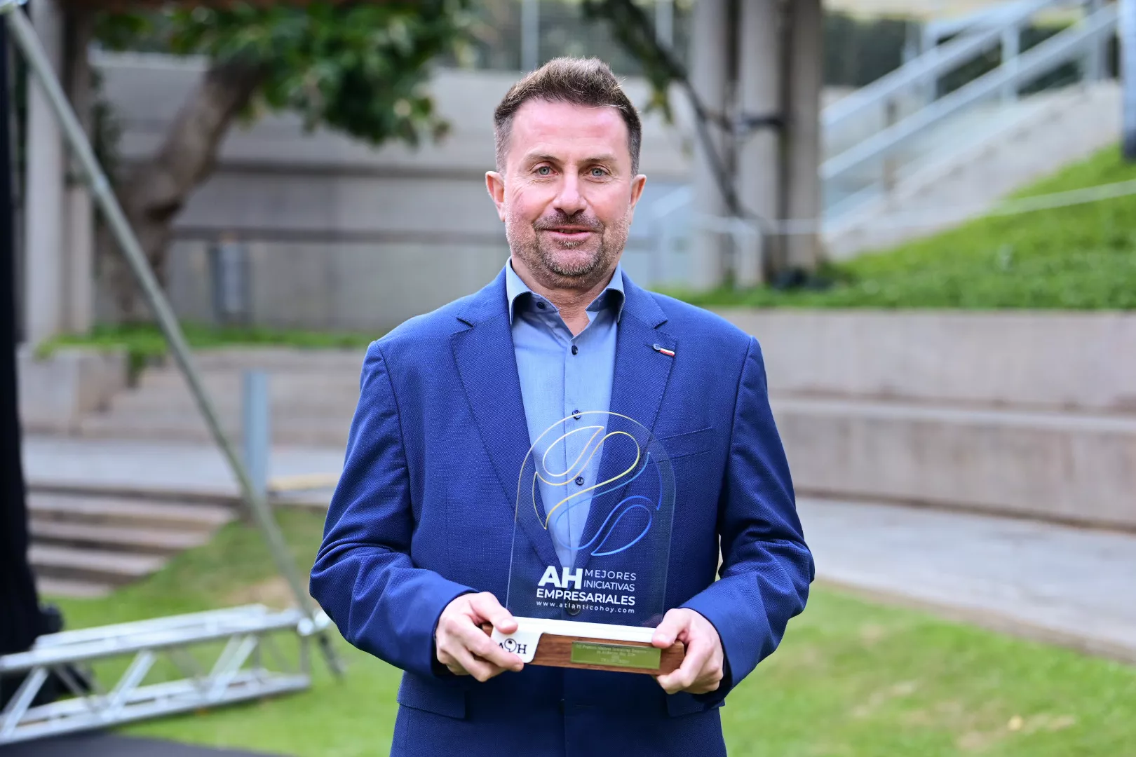 Manuel Galindo Hernández, socio fundador y director gerente de Transvirgin, con su premio a la Mejor Iniciativa Empresarial en la Categoría de Objetivos de Desarrollo Sostenible (ODS). / TONY HERNÁNDEZ-ATLÁNTICOHOY Manuel Galindo Hernández, socio fundador y director gerente de Transvirgin, con su premio a la Mejor Iniciativa Empresarial en la Categoría de Objetivos de Desarrollo Sostenible (ODS). / TONY HERNÁNDEZ-ATLÁNTICOHOY