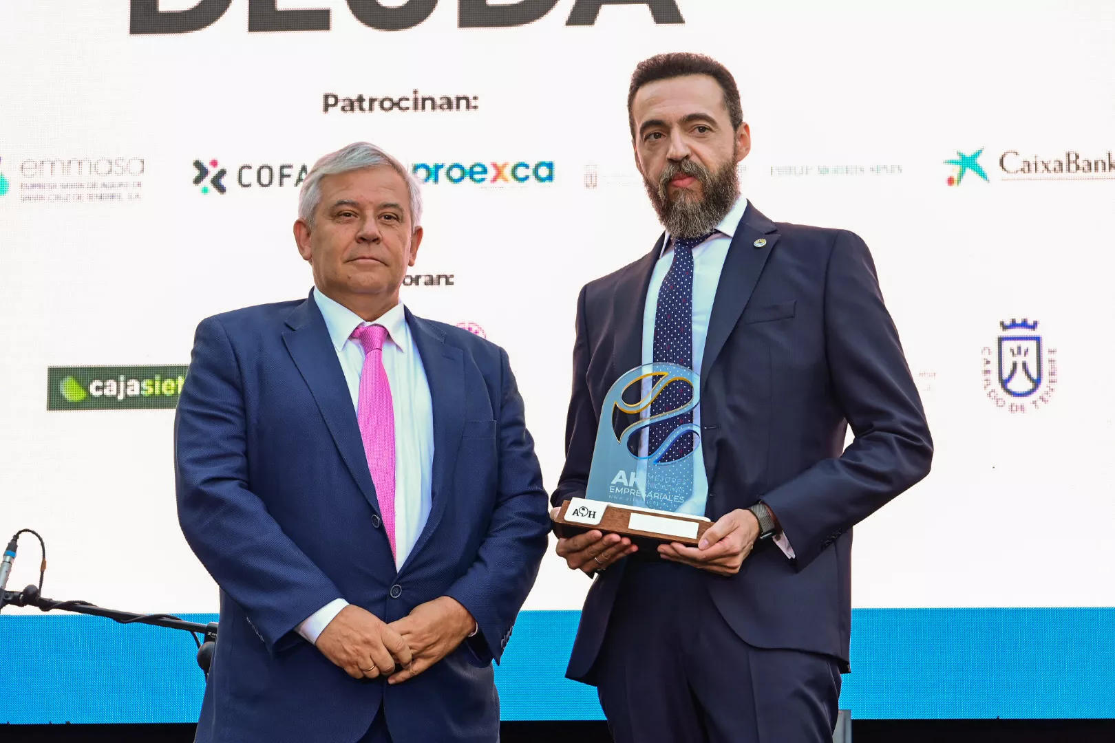 El director gerente de Emmasa, Ignacio Muñiz, entregó el premio a Gil Machado, director de operaciones de la empresa Canarias Sin Deuda. / TONY HERNÁNDEZ-ATLÁNTICOHOY