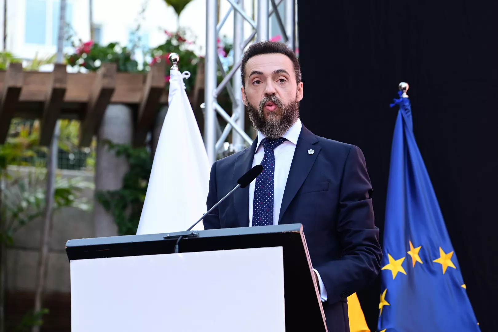 El director de operaciones de Canarias Sin Deuda, Gil Machado, agradece el reconocimiento. / TONY HERNÁNDEZ-ATLÁNTICOHOY