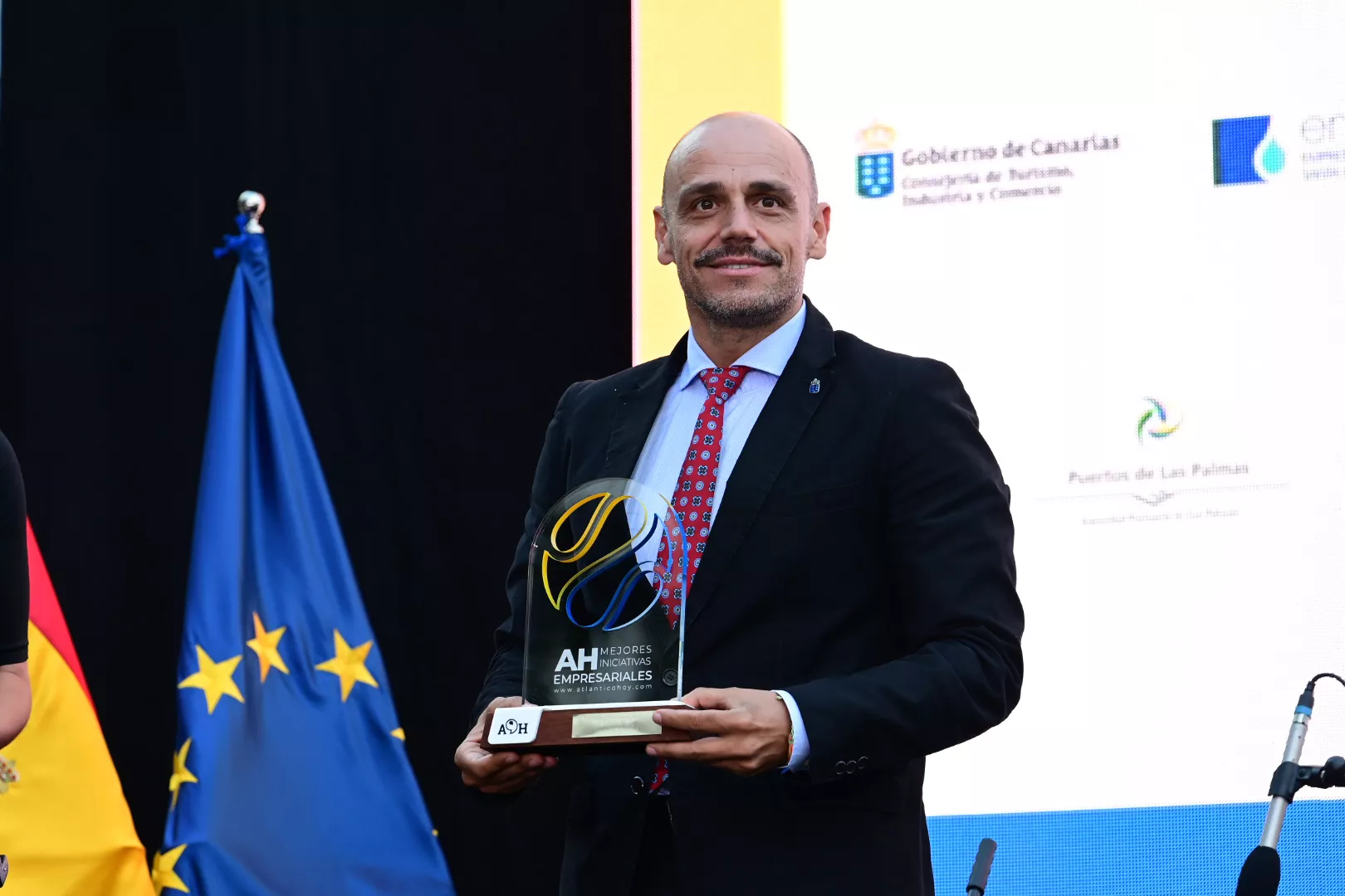 El viceconsejero de Presidencia y presidente de Proexca, Alfonso Cabello, con el premio a la Mejor Iniciativa Empresarial Atlántico Hoy en Internacionalización para Collbaix Canarias. / TONY HERNÁNDEZ-ATLÁNTICOHOY