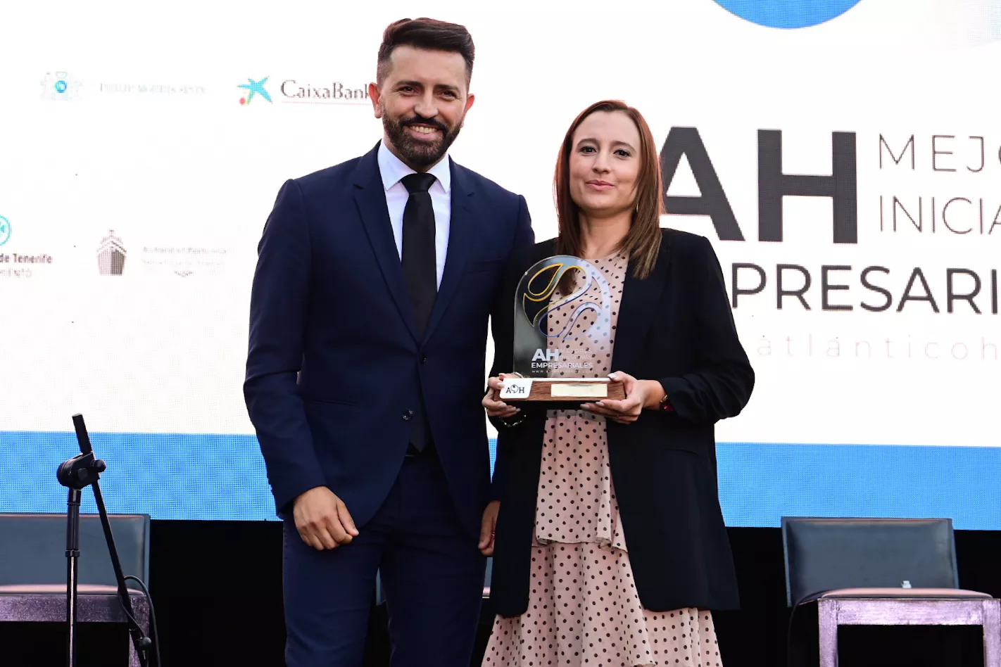 El viceconsejero de comunicación del Gobierno de Canarias, Jonathan Domínguez, entregó la Mención al Mejor DIrectivo del Año a Jennifer Puga, hija de Javier Puga, consejero delegado de Dinosol. / TONY HERNÁNDEZ-ATLÁNTICOHOY