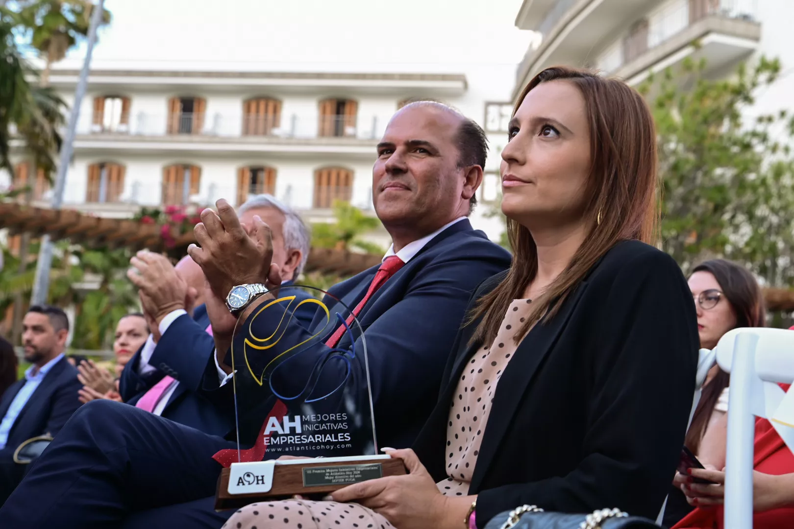 Jennifer Puga tras recibir el premio en nombre de su padre, Javier Puga. / TONY HERNÁNDEZ-ATLÁNTICOHOY
