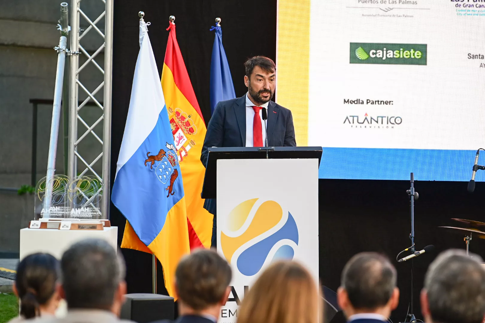 El director de Atlántico Hoy, Martín Alonso, en su intervención de bienvenida a los asistentes a los Premios a las Mejores Iniciativas Empresariales 2024. / TONY HERNÁNDEZ-ATLÁNTICOHOY