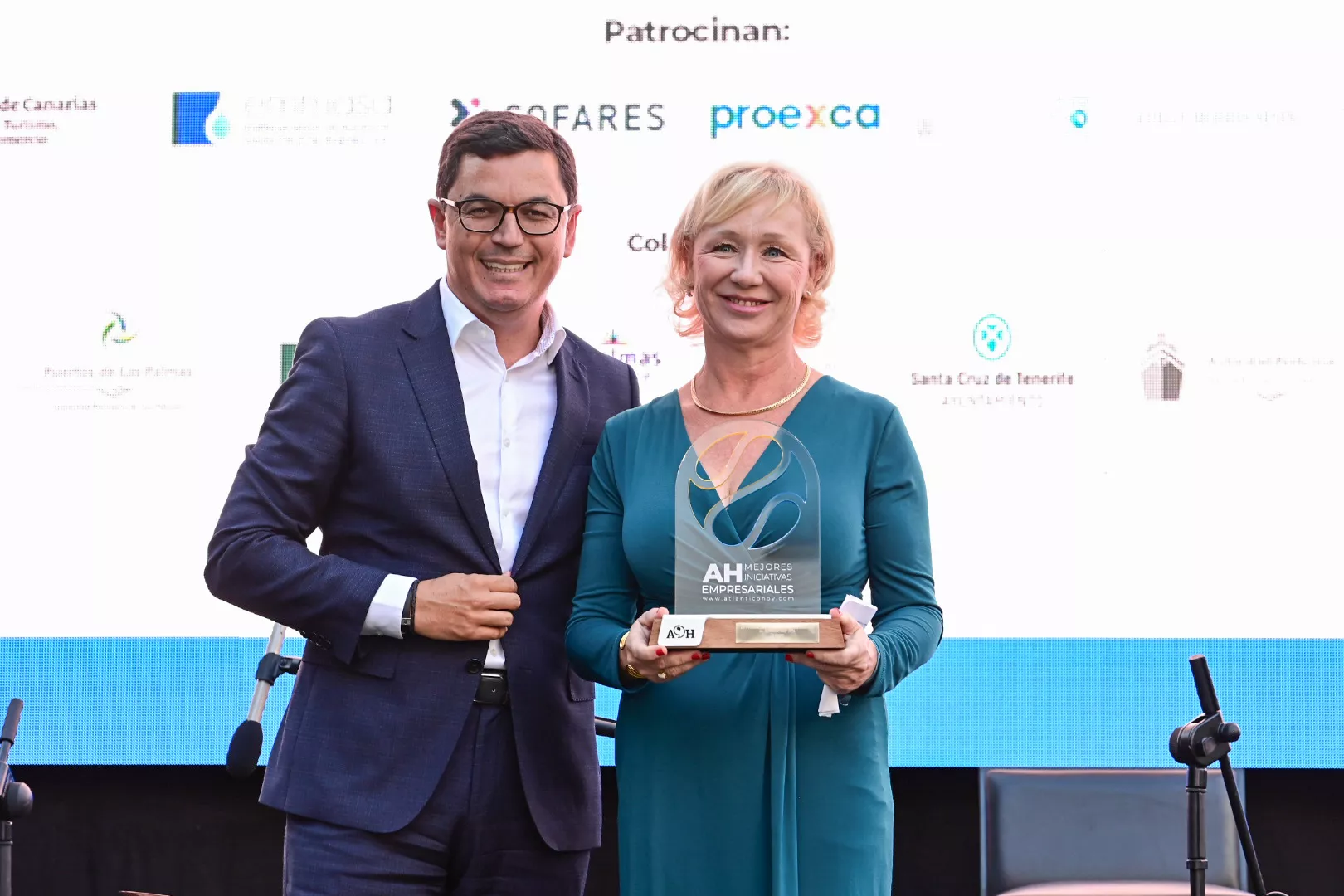 El consejero de Obras Públicas, Vivienda y Movilidad, Pablo Rodríguez, entregó el premio a Elba Leandro, fundadora y directora general de SPAWELLPLUS. / TONY HERNÁNDEZ-ATLÁNTICOHOY