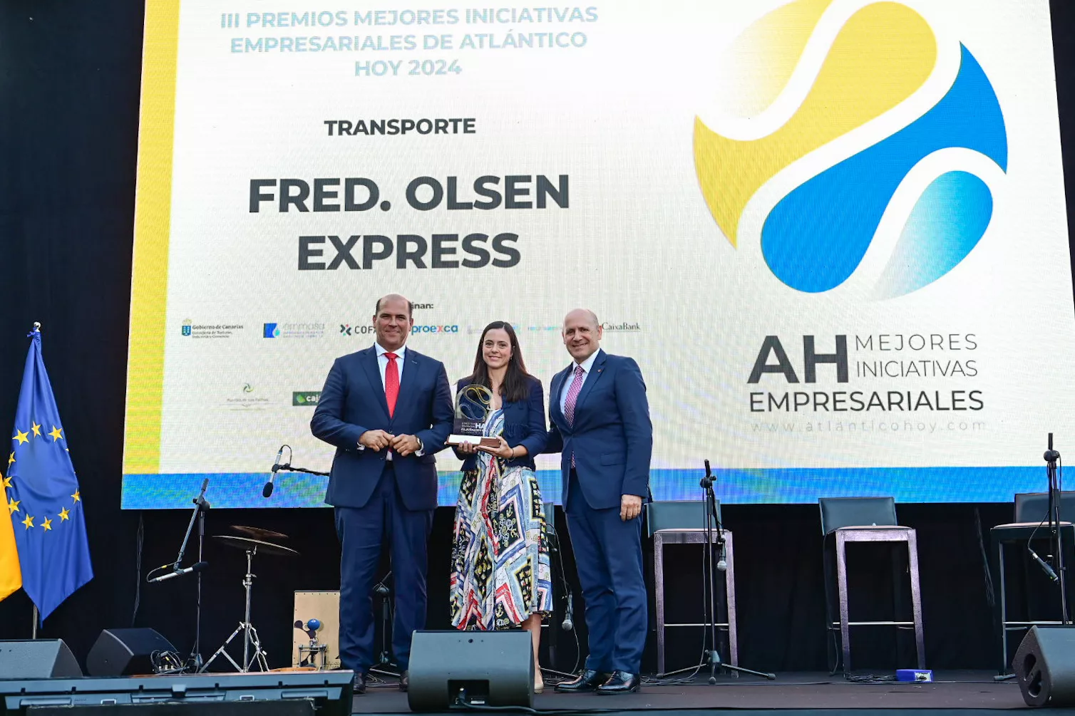 El director Territorial de Caixabank en Canarias, Manuel Afonso, entregó el galardón al director de flota de Fred Olsen Express, Juan Ignacio Liaño, y la jefa de Marketing y Comunicación, Marina González Jansá. / TONY HERNÁNDEZ-ATLÁNTICOHOY