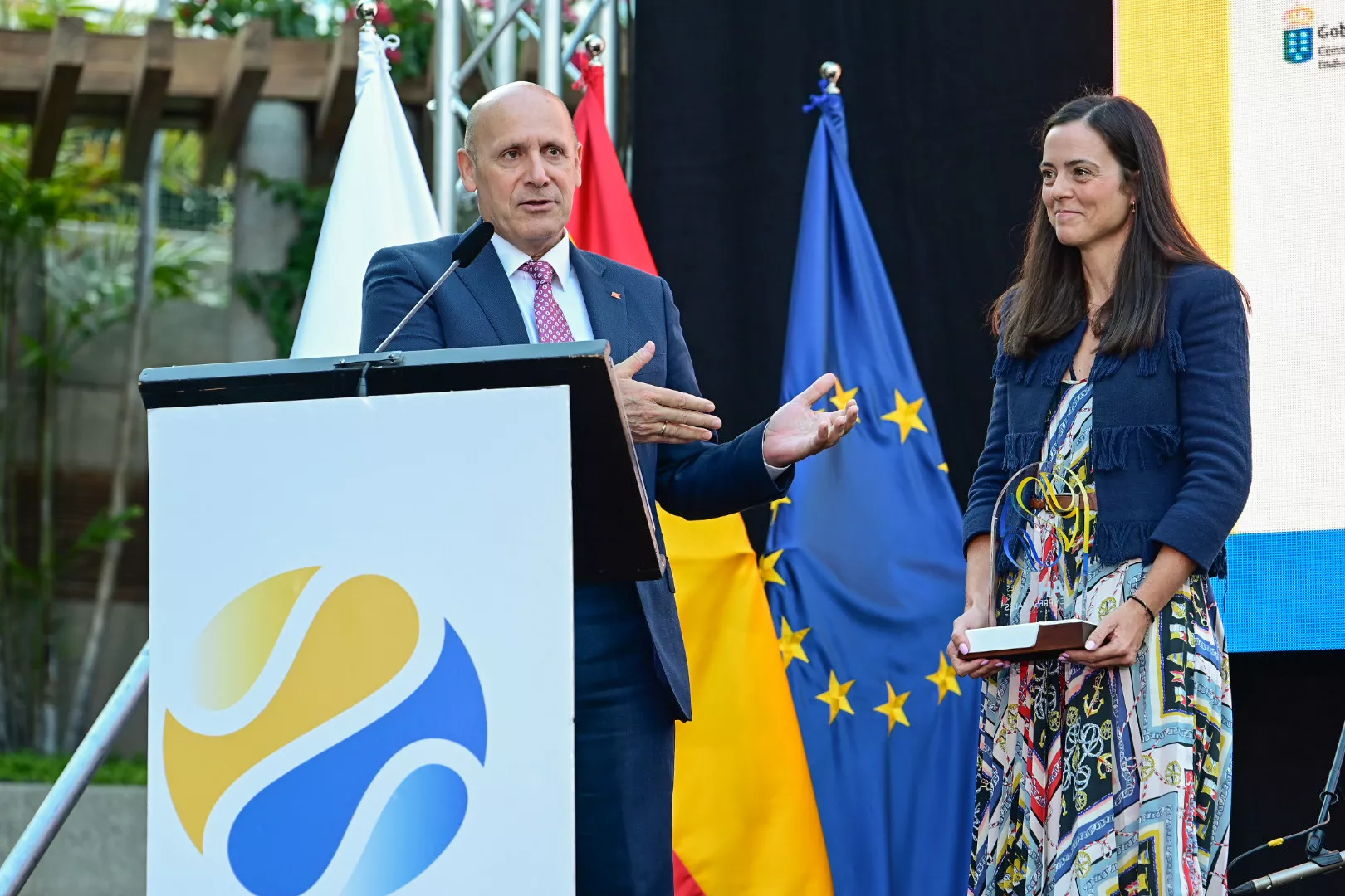 El director de flota de Fred Olsen Express, Juan Ignacio Liaño, agradece el premio a la Mejor Iniciativa Empresarial en la Categoría de Transporte junto a la jefa de Marketing y Comunicación, Marina González Jansá. / TONY HERNÁNDEZ-ATLÁNTICOHOY