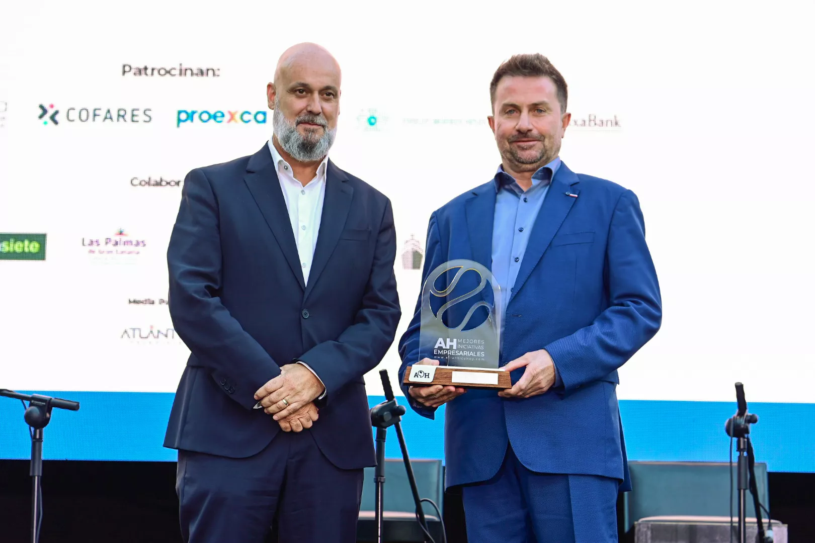 El director de Asuntos Corporativos y Comunicación de Philip Morris España en Canarias, José Segura, junto a Manuel Galindo Hernández, socio fundador y director gerente de Transvirgin. / TONY HERNÁNDEZ-ATLÁNTICOHOY