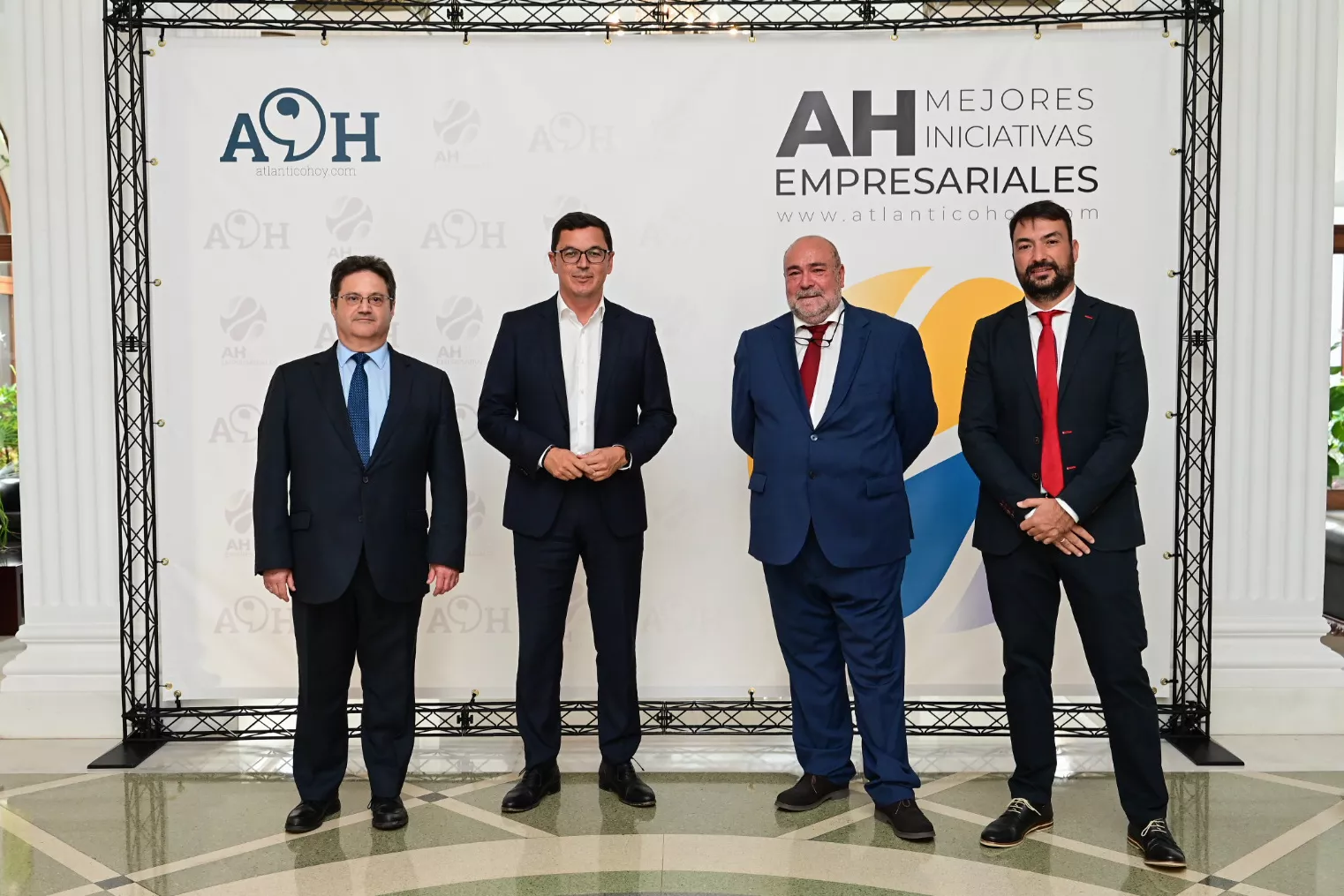 El presidente de Atlántico Hoy, Corviniano Clavijo; el consejero de Obras Públicas, Vivienda y Movilidad, Pablo Rodríguez, el CEO de Grupo de Medios Global , Xavier Salvador;  y el director de Atlántico Hoy, Martín Alonso. / TONY HERNÁNDEZ-ATLÁNTICOHOY