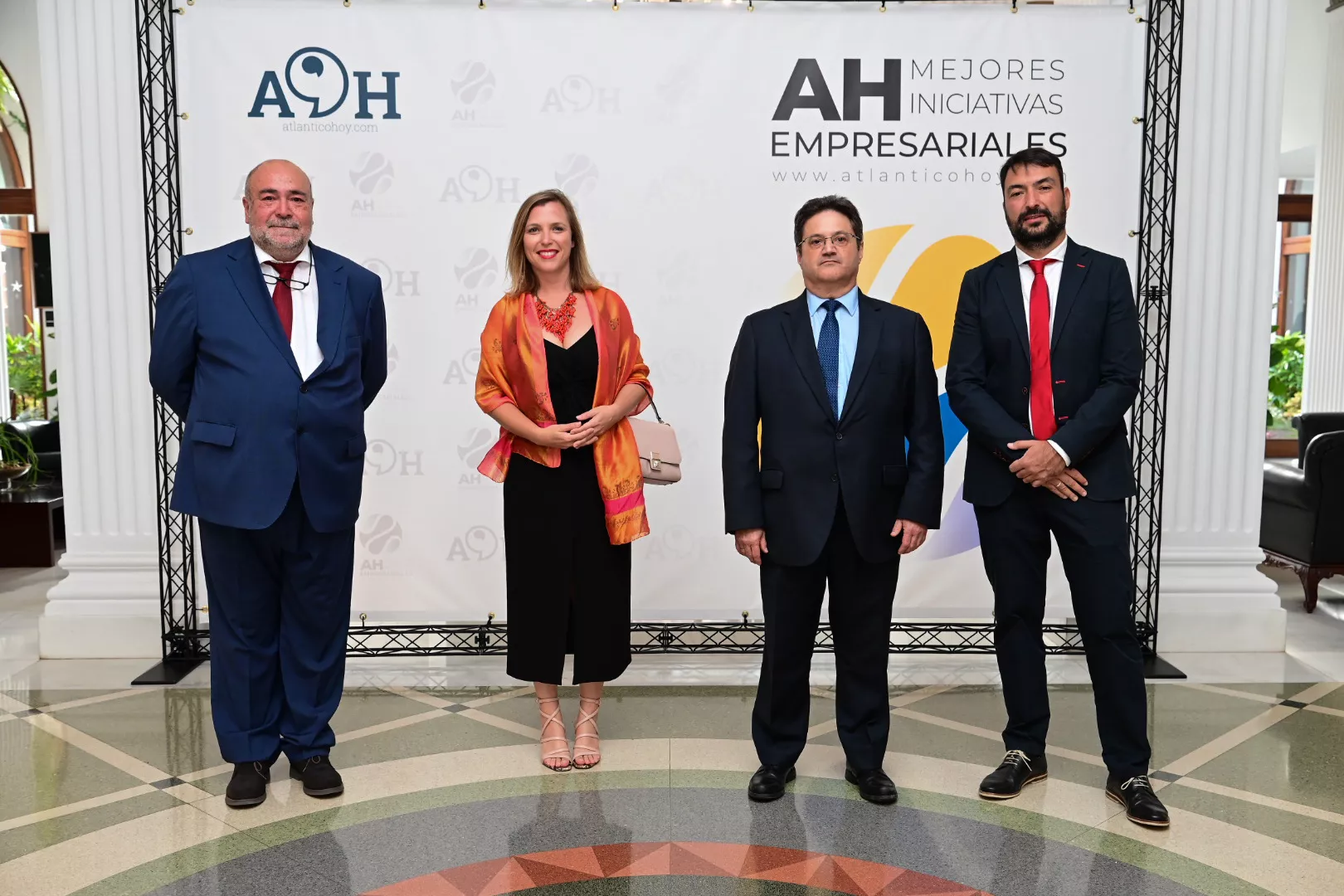 El CEO de Grupo de Medios Global , Xavier Salvador; Nayra Moreno, gerente de la Fundación Sergio Alonso; el presidente de Atlántico Hoy, Corviniano Clavijo;  y el director de Atlántico Hoy, Martín Alonso. / TONY HERNÁNDEZ-ATLÁNTICOHOY