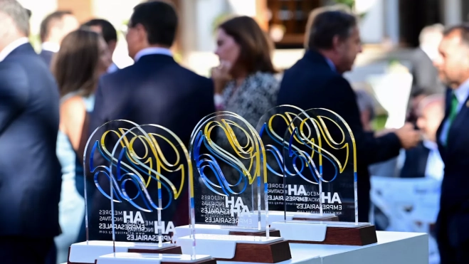 Asistentes charlan en la previa de entrega de los Premios a las Mejores Iniciativas Empresariales 2024, con los galardones en primer término. / TONY HERNÁNDEZ-ATLÁNTICOHOY Asistentes charlan en la previa de entrega de los Premios a las Mejores Iniciativas Empresariales 2024, con los galardones en primer término. / TONY HERNÁNDEZ-ATLÁNTICOHOY