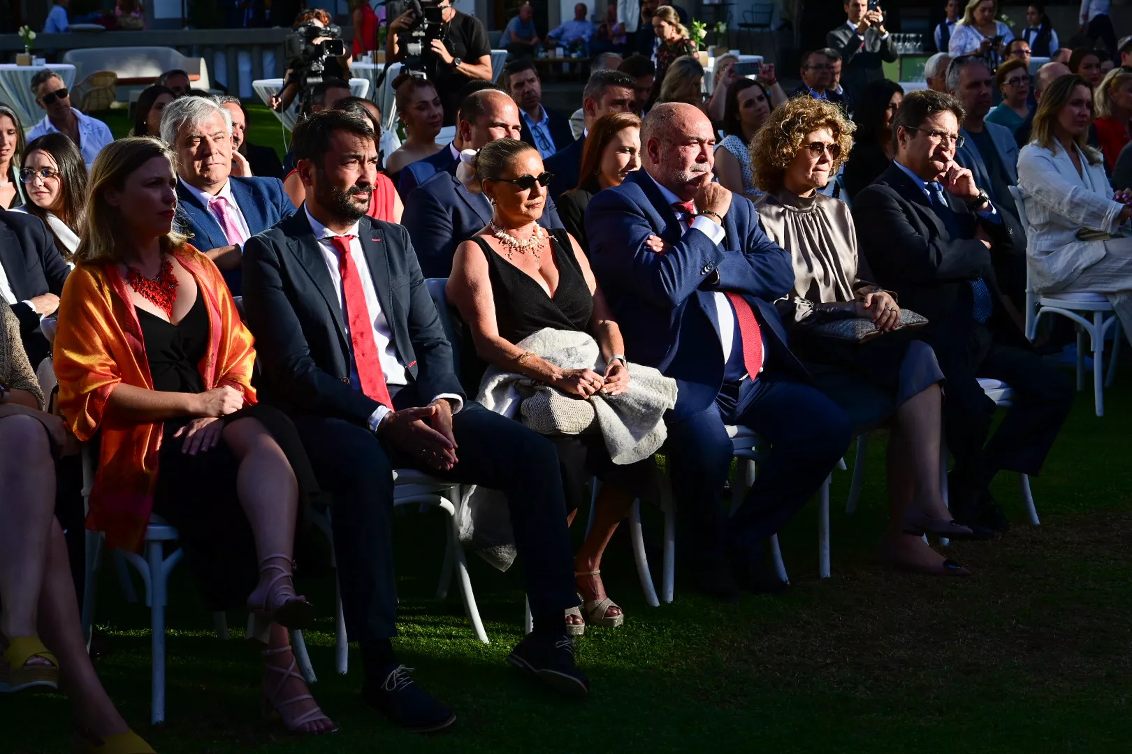 El director de Atlántico Hoy, Martín Alonso, junto a su pareja, Nayra Moreno; el CEO de GMG, Xavier Salvador, junto a su pareja, Ángeles López; y el presidente de Atlántico Hoy, Corviniano Clavijo, junto a su pareja, Yolanza Otazo. / TONY HERNÁNDEZ-ATLÁNTICOHOY