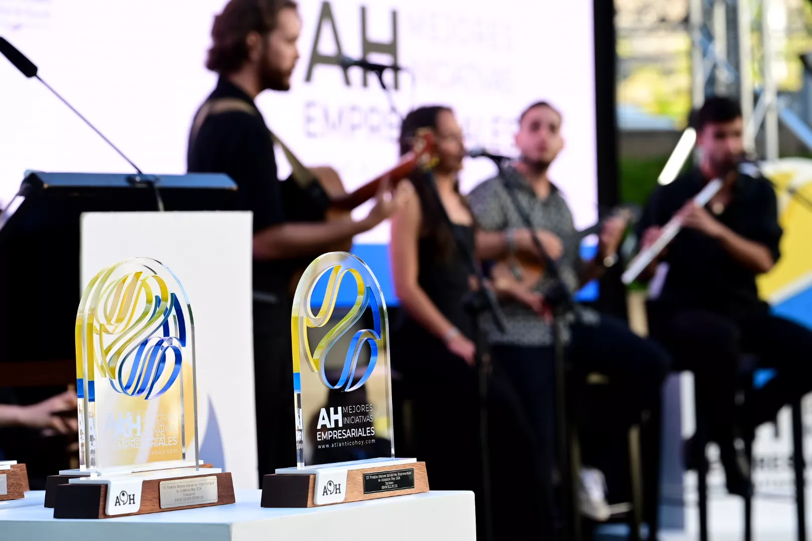 La banda Tabaiba Project, de fondo, con galardones en primer plano. / TONY HERNÁNDEZ-ATLÁNTICOHOY
