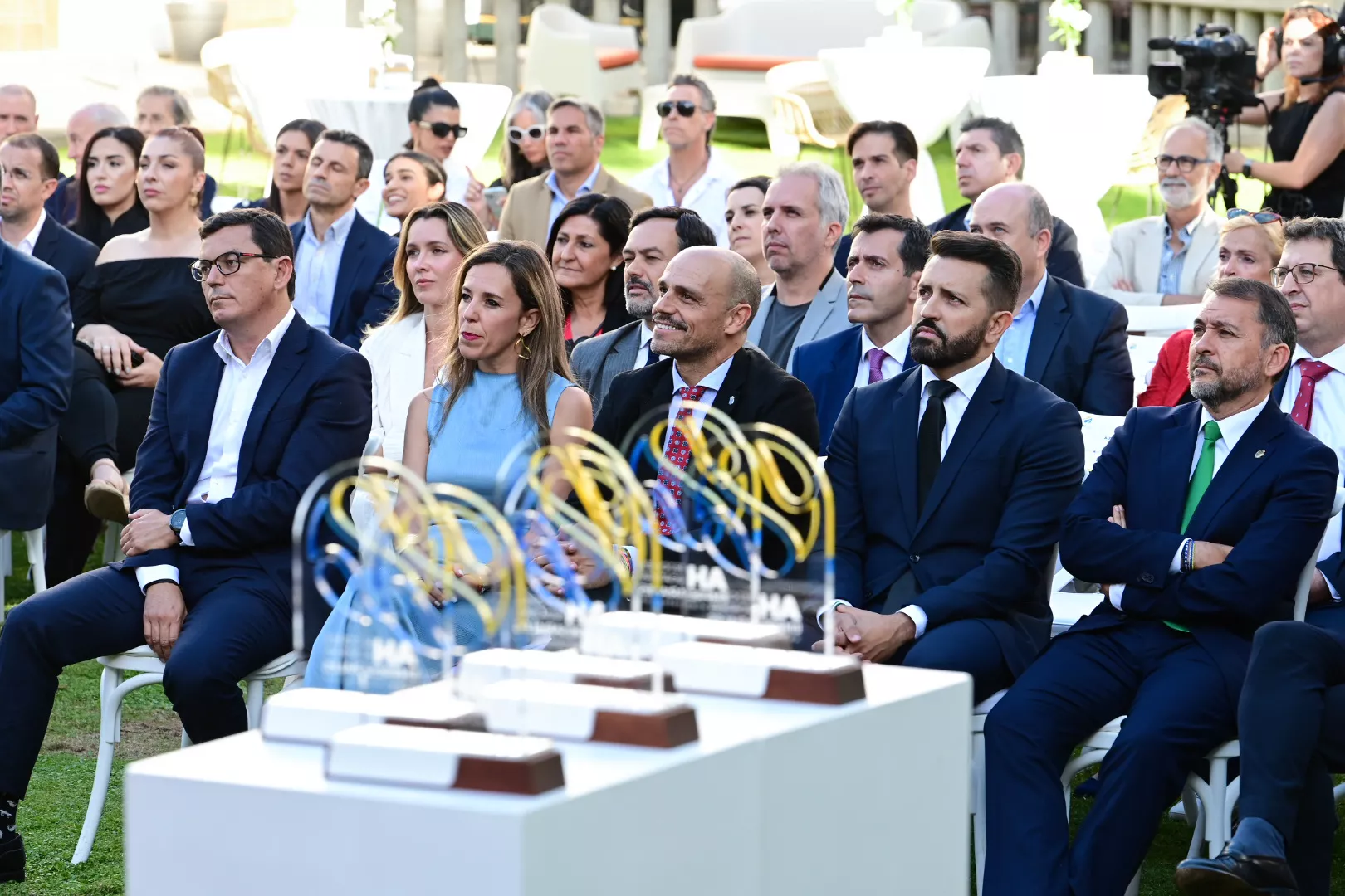 En primera línea y de izquierda a derecha: Pablo Rodríguez (Obras Públicas), Jessica de León (Turismo), Alfonso Cabello (Presidencia y Portavocía) y Jonathan Domínguez (Comunicación), del Gobierno de Canarias, y el alcalde de Santa Cruz, José Manuel Bermúdez / AH