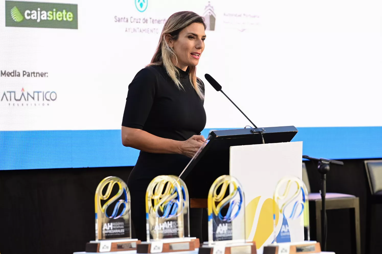 La presentadora de la gala, la periodista Laura Afonso. / TONY HERNÁNDEZ-ATLÁNTICOHOY