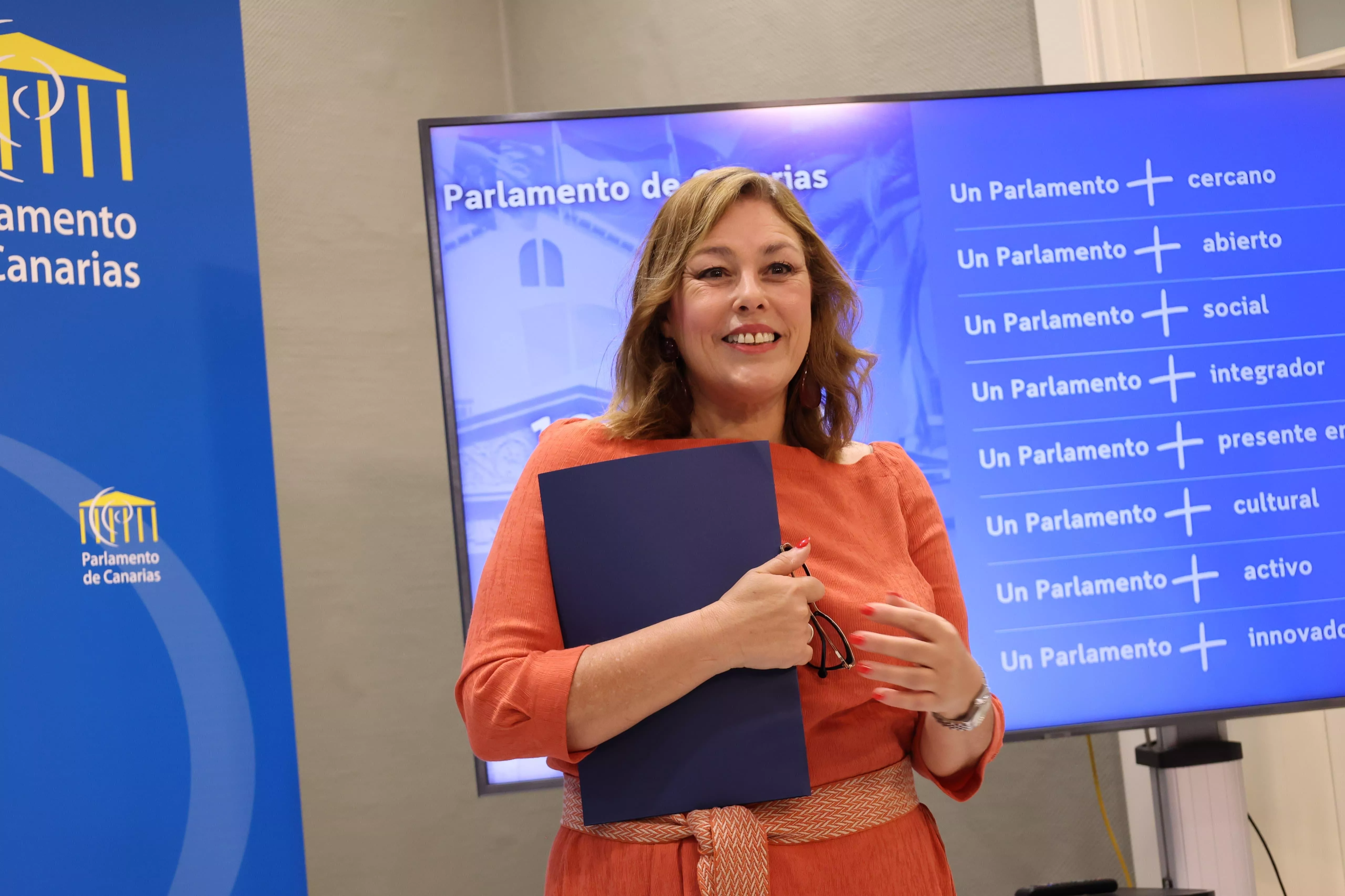 La presidenta del Parlamento de Canarias, Astrid Pérez, a su llegada a la comparecencia de prensa celebrada en la Sala de las Presidencias de la Cámara regional./ CEDIDA.